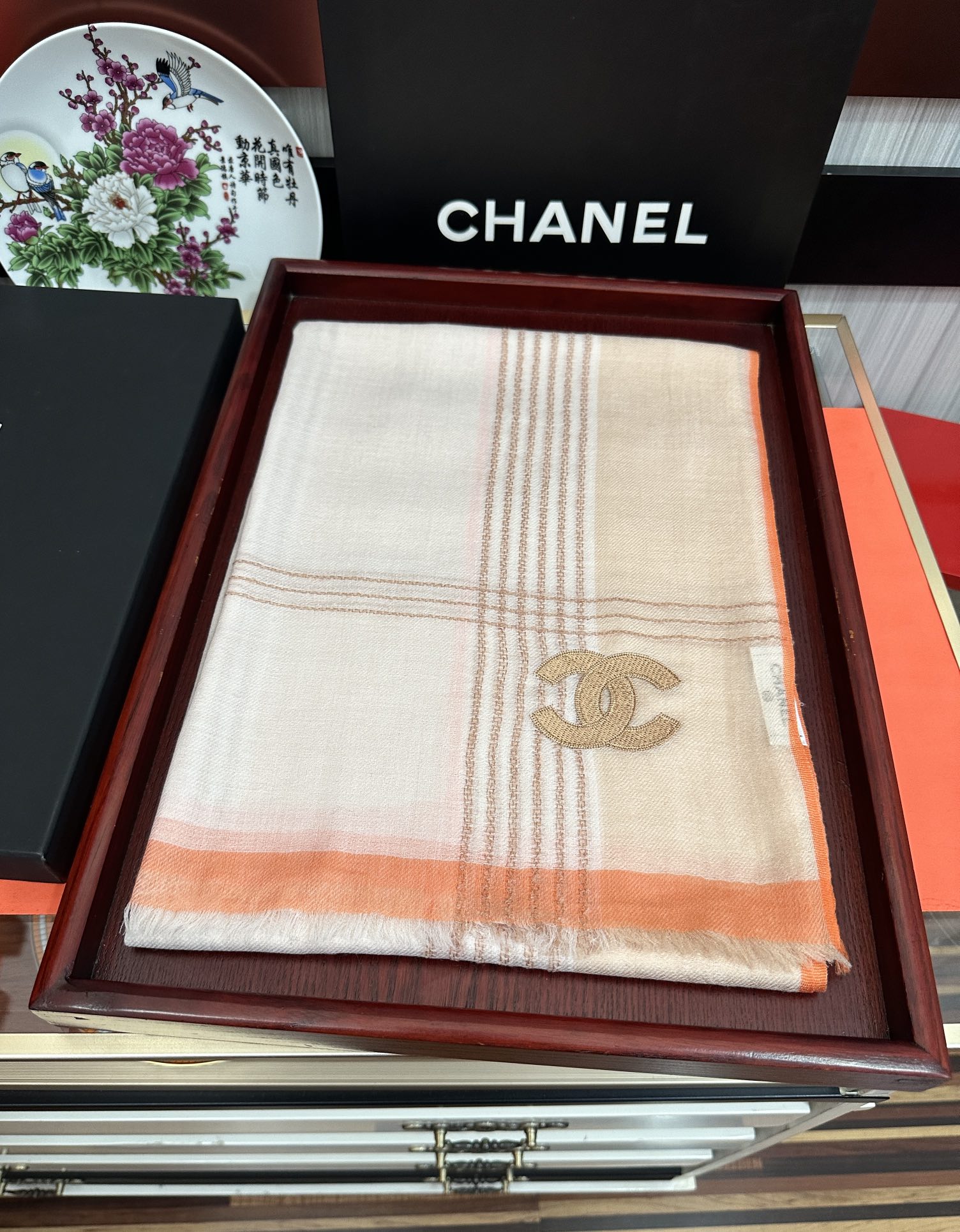 上新。2011 小香👍采用内蒙古羊绒，重磅推荐🎀太美了👓火爆，人人都喜欢💕时潮人都有好几条围巾放在衣橱，