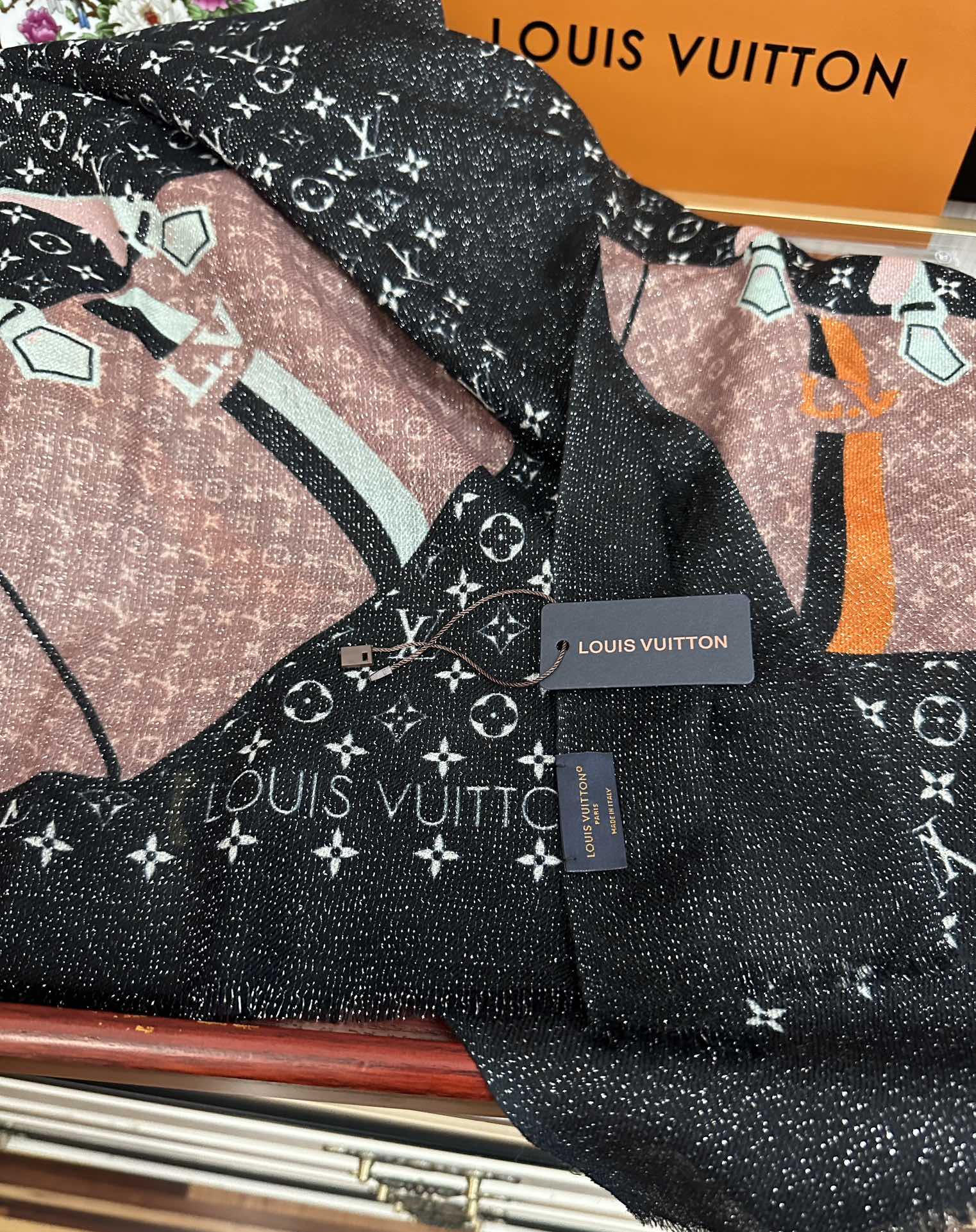 上新L V 银丝2026 最新款[庆祝]顶级设计太美了，真心赞👍羊绒长巾😘💍实物真心美 🎀披肩配以印花💓