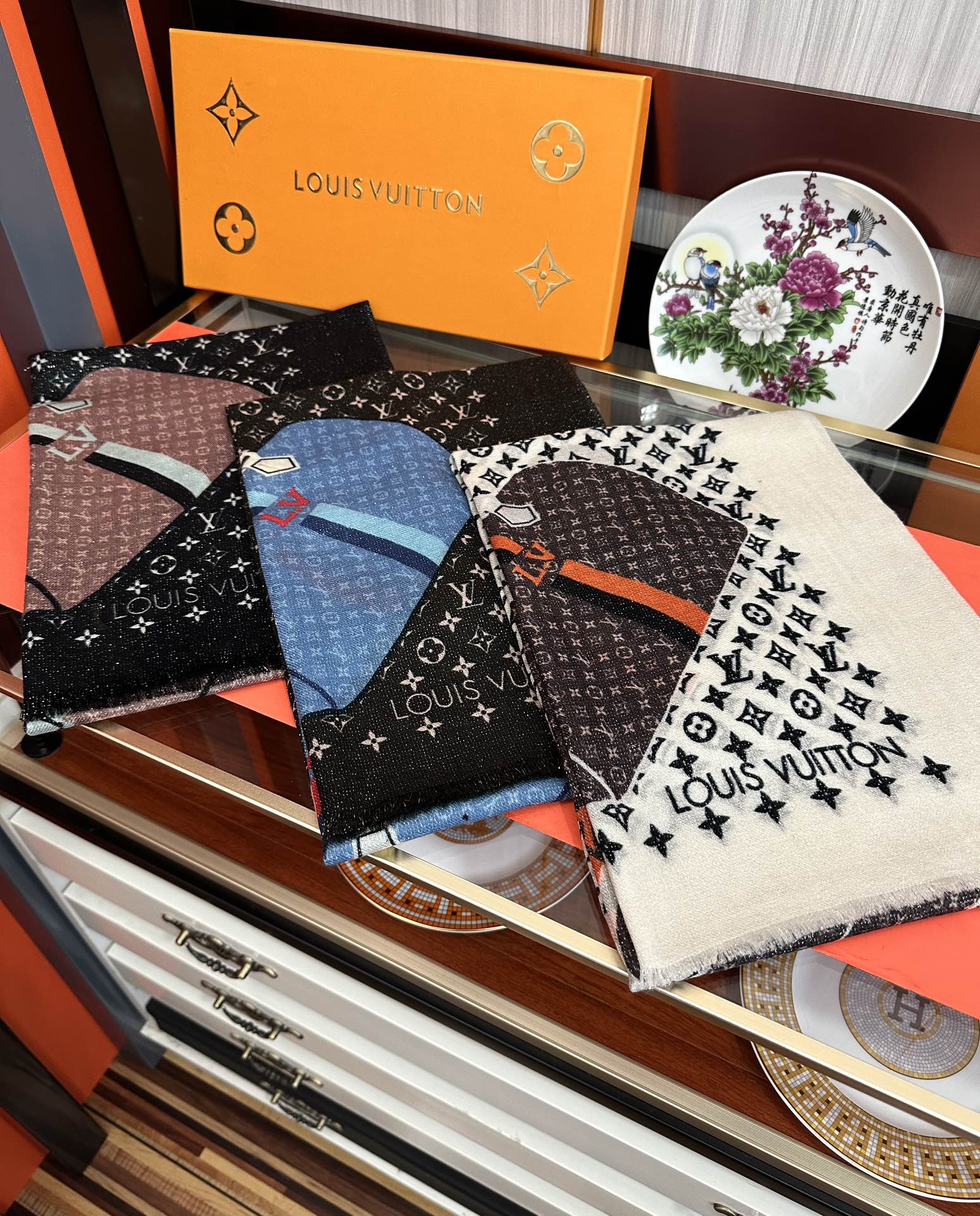 上新L V 银丝2026 最新款[庆祝]顶级设计太美了，真心赞👍羊绒长巾😘💍实物真心美 🎀披肩配以印花💓