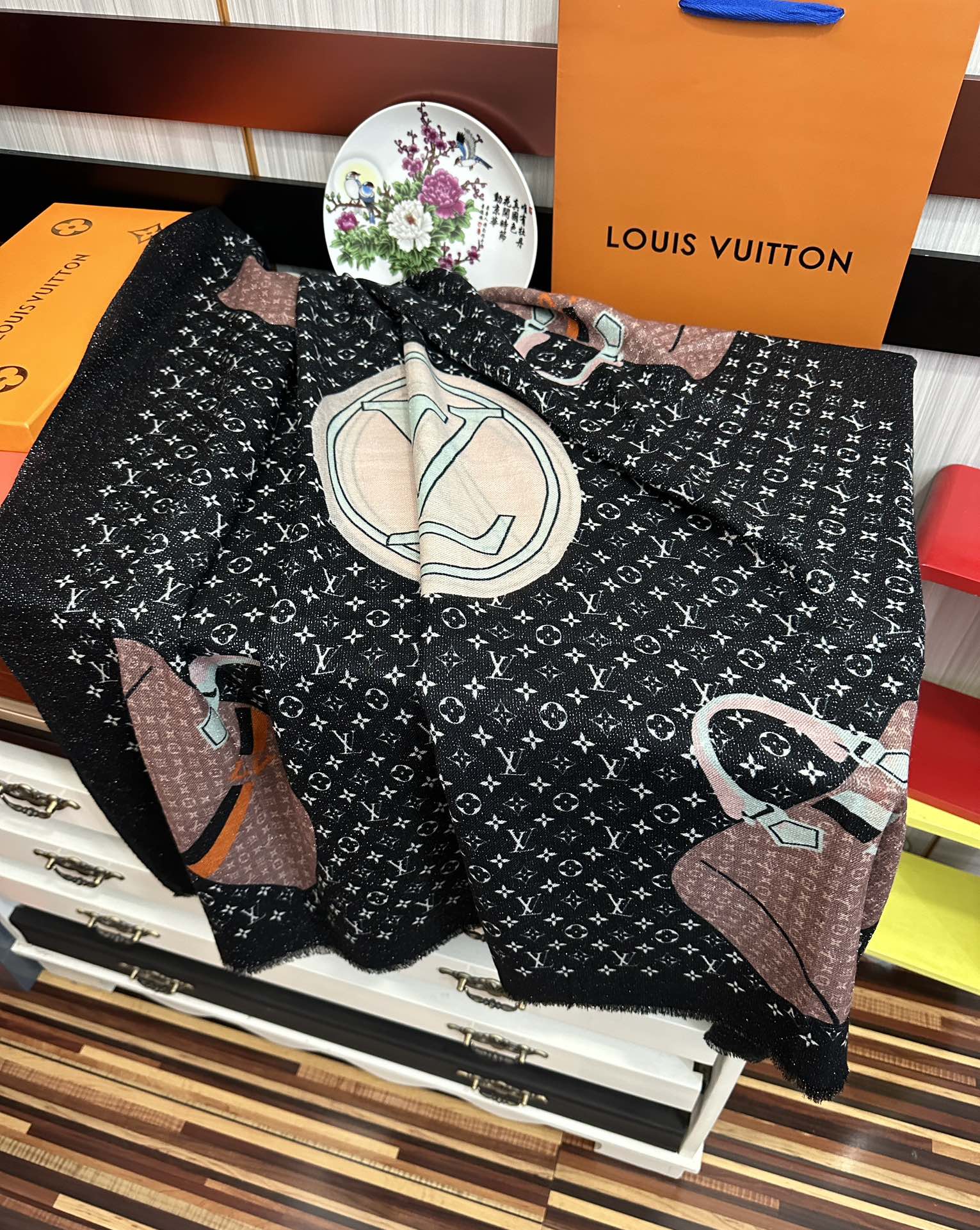 上新L V 银丝2026 最新款[庆祝]顶级设计太美了，真心赞👍羊绒长巾😘💍实物真心美 🎀披肩配以印花💓