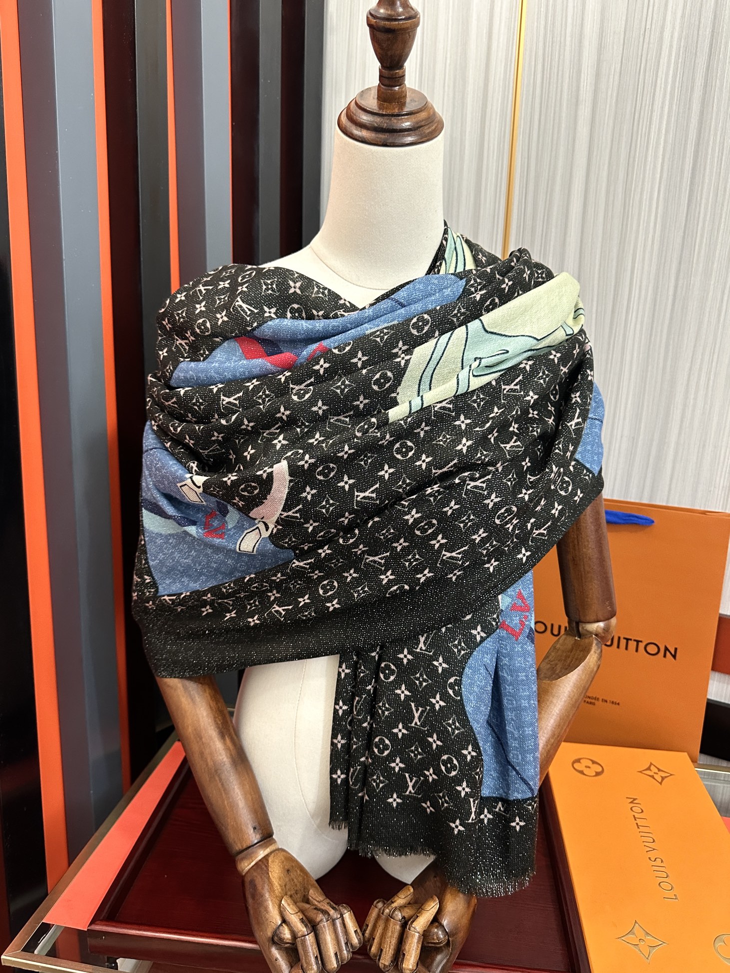 上新L V 银丝2026 最新款[庆祝]顶级设计太美了，真心赞👍羊绒长巾😘💍实物真心美 🎀披肩配以印花💓