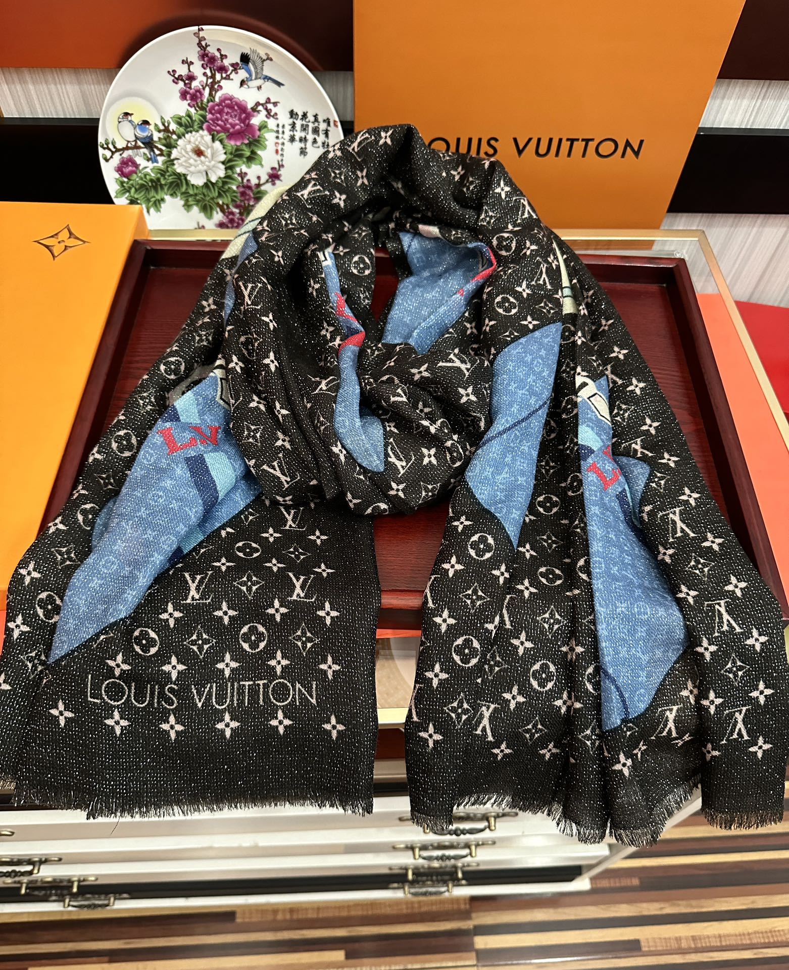 上新L V 银丝2026 最新款[庆祝]顶级设计太美了，真心赞👍羊绒长巾😘💍实物真心美 🎀披肩配以印花💓