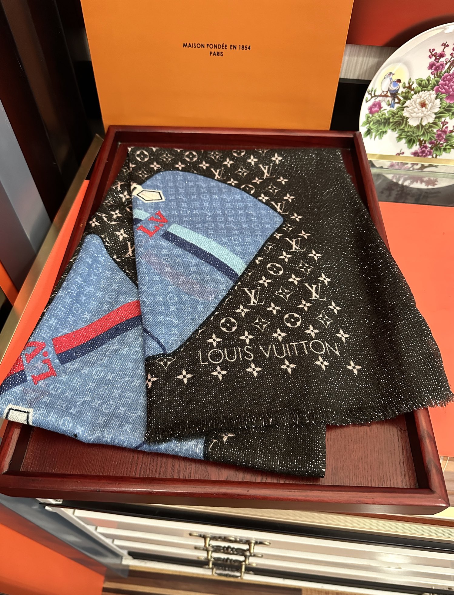 上新L V 银丝2026 最新款[庆祝]顶级设计太美了，真心赞👍羊绒长巾😘💍实物真心美 🎀披肩配以印花💓