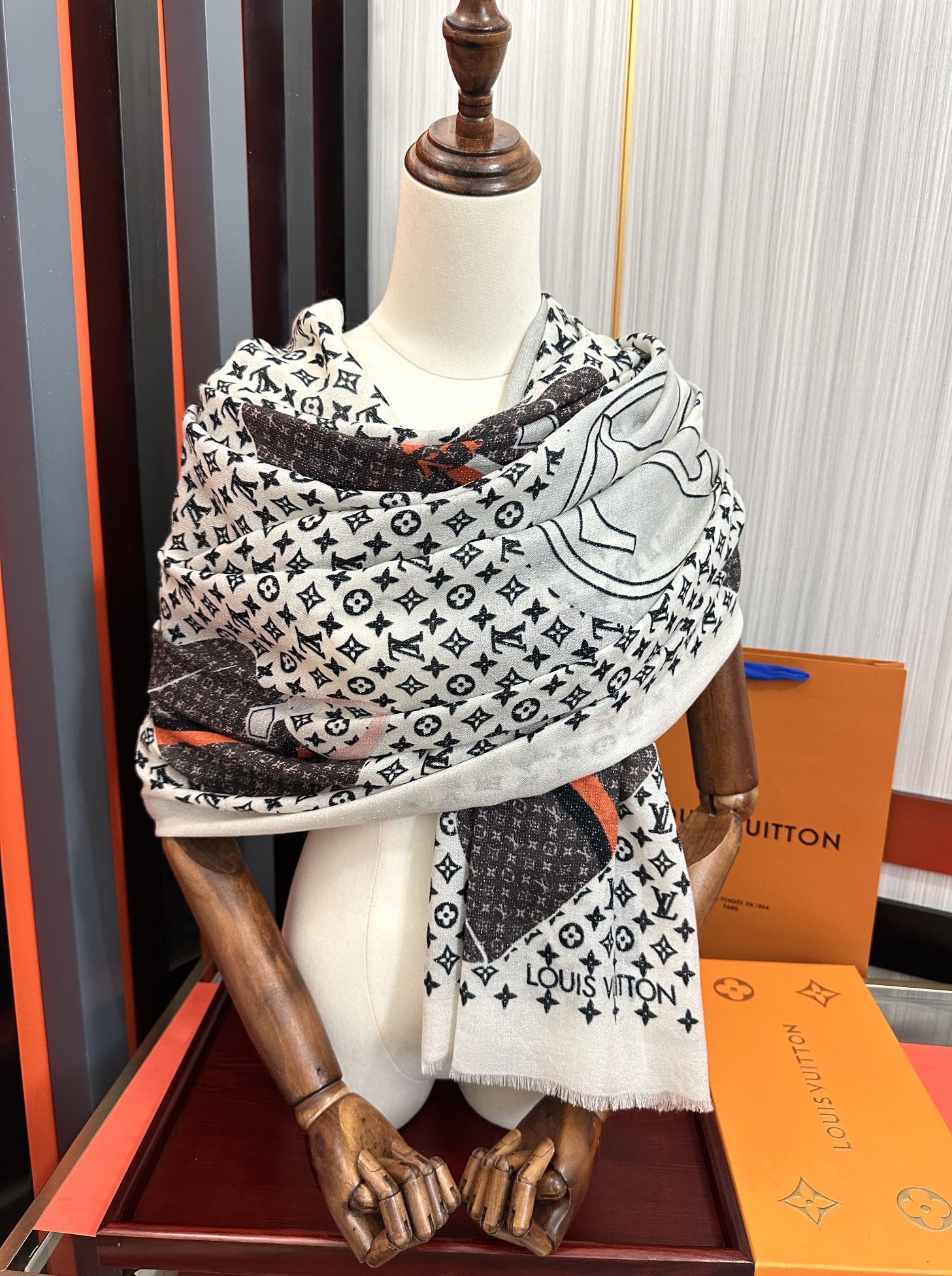 上新L V 银丝2026 最新款[庆祝]顶级设计太美了，真心赞👍羊绒长巾😘💍实物真心美 🎀披肩配以印花💓
