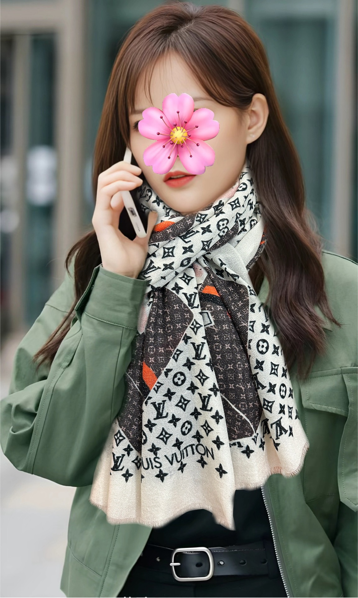 NO:728412,New L V silver silk 2026 latest model [Celebration] The top design is so beautiful, I really like the cashmere long scarf. It is really beautiful. The shawl is decorated with printing. No matter the design is spray-painted, the details are very good. It can be seen that the whole scarf gives people a big-name aura and is very exquisite at the same time. High-end VIP recommendation is definitely worth buying. Size 100xcm, material cashmere, 3-color high version scarf, high version scarf, shawls19860909上新L V 银丝2026 最新款[庆祝]顶级设计太美了,真心赞羊绒长巾实物真心美 披肩配以印花无论设计喷绘都是非常到位细节都可见整个围巾给人大牌气场的同时又非常精致高端VIP推荐绝对值得入手尺寸100xcm,材质羊绒,3色高版本围巾,高版本围巾,shawls,scarf