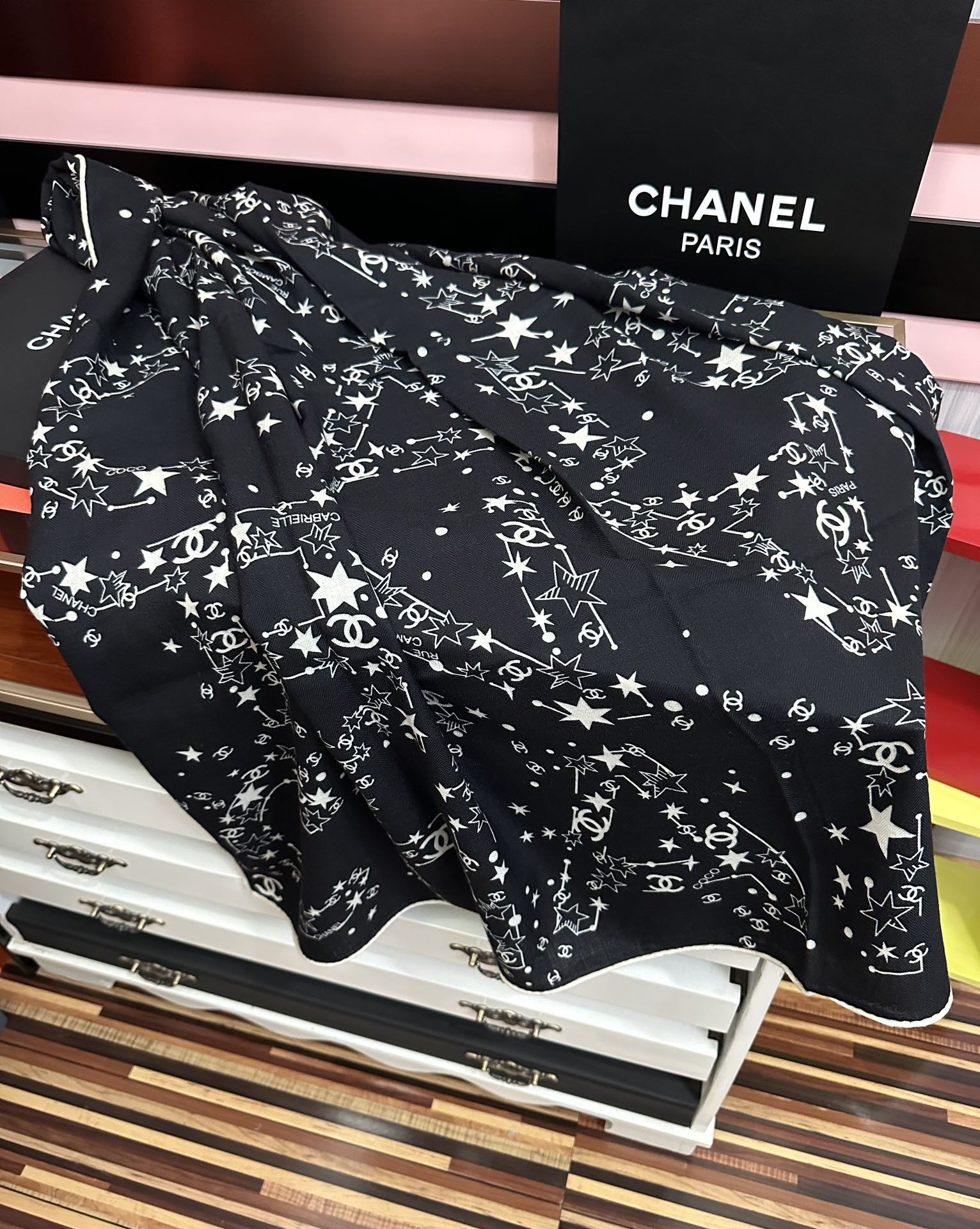新款❤️2026 香奈儿 星星✨涂鸦 官网同步 【双面同色】[發]经典设计优雅风[礼物]~气质到骨子里[