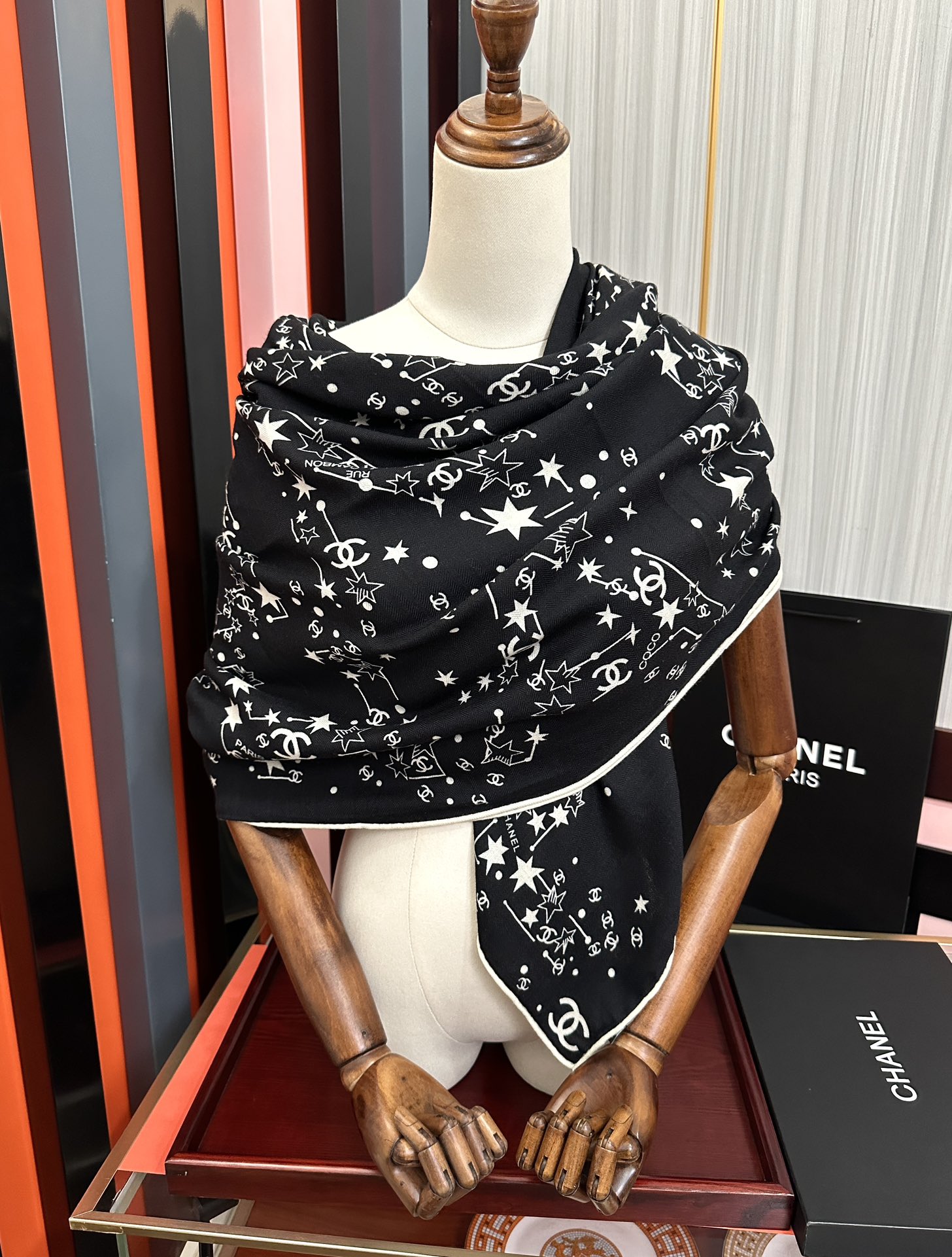 新款❤️2026 香奈儿 星星✨涂鸦 官网同步 【双面同色】[發]经典设计优雅风[礼物]~气质到骨子里[