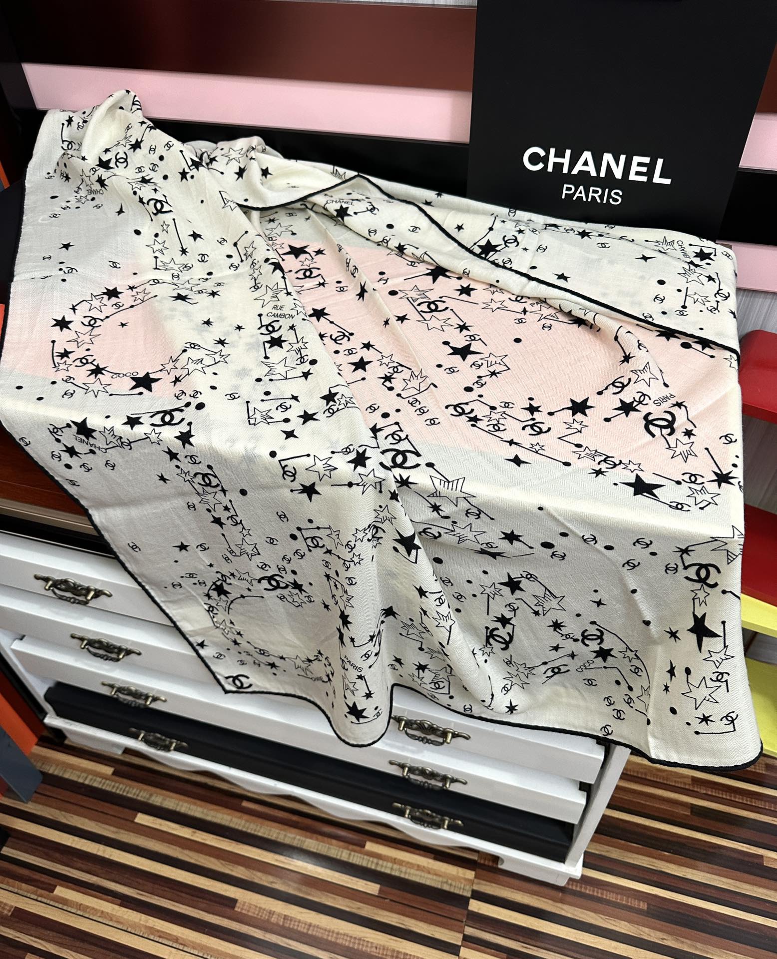 新款❤️ 香奈儿 星星✨涂鸦 官网同步 【双面同色】[發]经典设计优雅风[礼物]~气质到骨子里[色]香奶