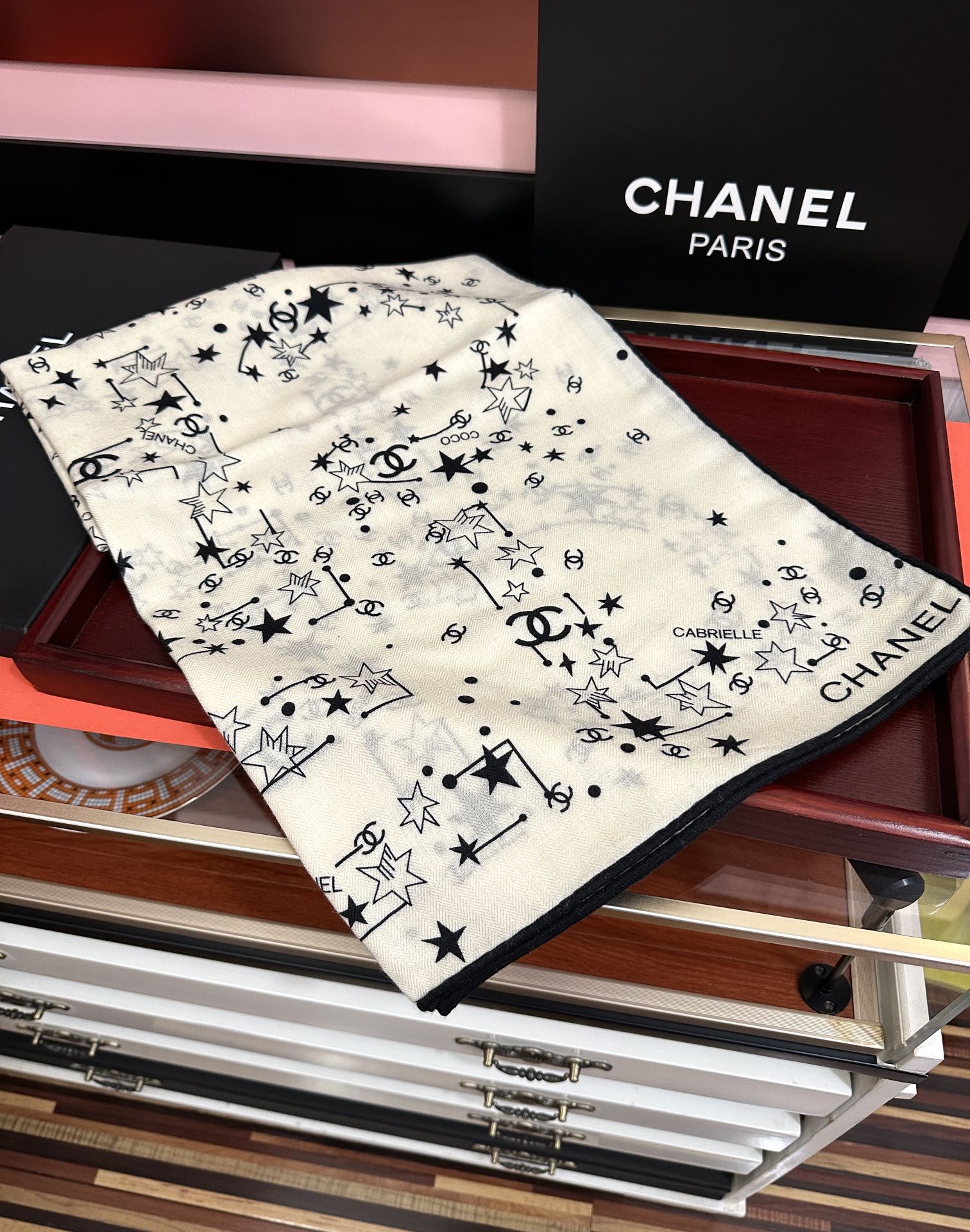 新款❤️ 香奈儿 星星✨涂鸦 官网同步 【双面同色】[發]经典设计优雅风[礼物]~气质到骨子里[色]香奶