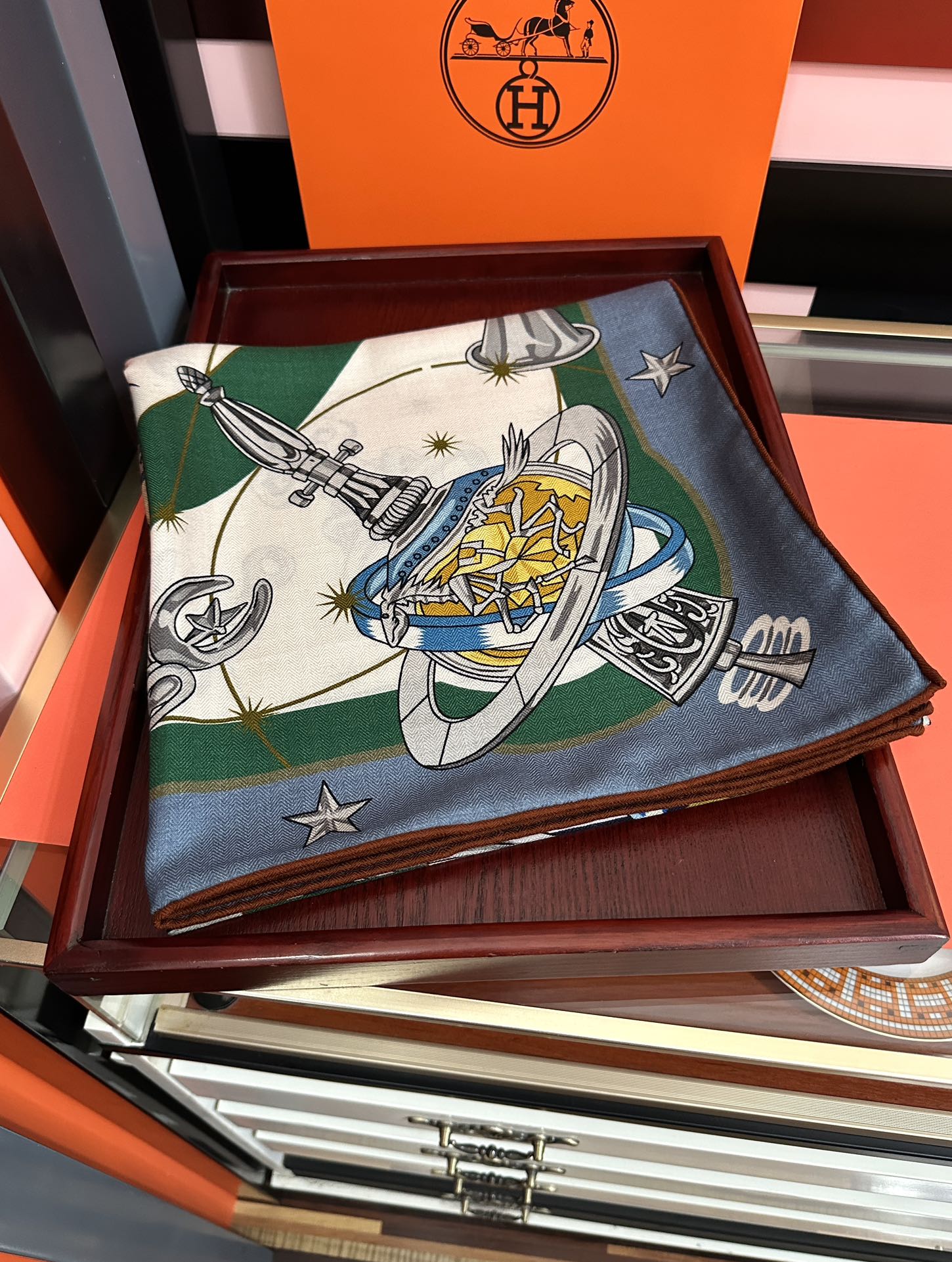 。新款 爱马仕 官网同步【星辰合唱曲】2026 秋冬新款[爱心]新一季丝巾采购清单估计各位养马人们已经列