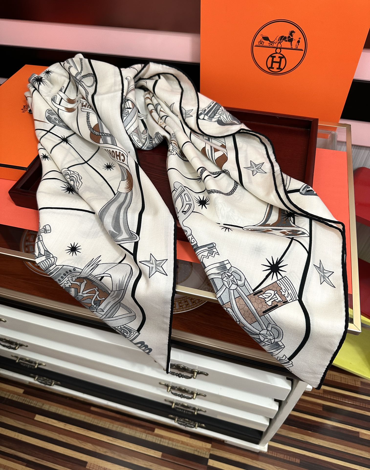 。新款 爱马仕 官网同步【星辰合唱曲】2026 秋冬新款[爱心]新一季丝巾采购清单估计各位养马人们已经列