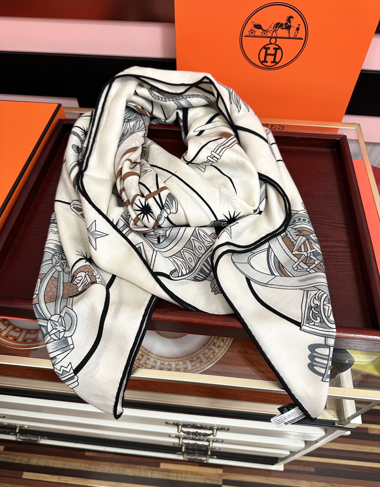 。新款 爱马仕 官网同步【星辰合唱曲】2026 秋冬新款[爱心]新一季丝巾采购清单估计各位养马人们已经列