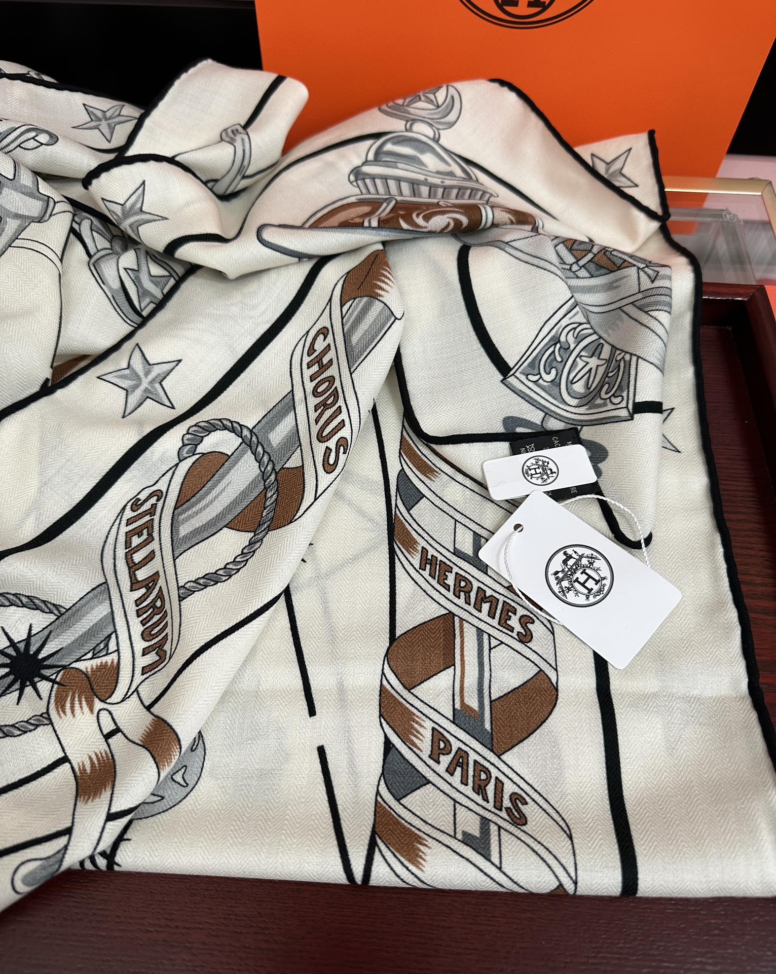 。新款 爱马仕 官网同步【星辰合唱曲】2026 秋冬新款[爱心]新一季丝巾采购清单估计各位养马人们已经列