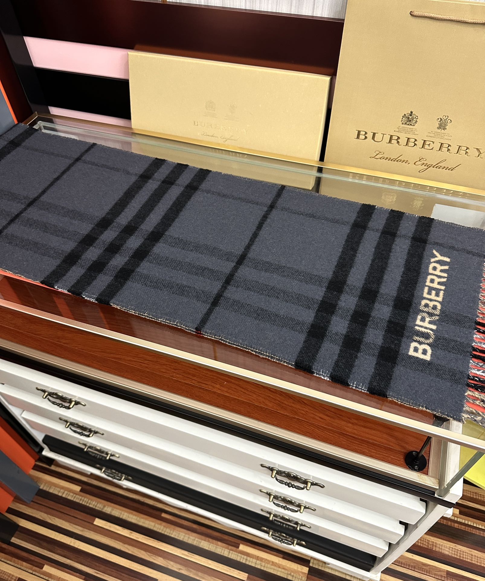 。巴宝利 B家这款男女士围巾🧣面料非常满意~手感真的好到不行[得意]寒冬贴脖子围真的舒服软糯又保暖👍相信