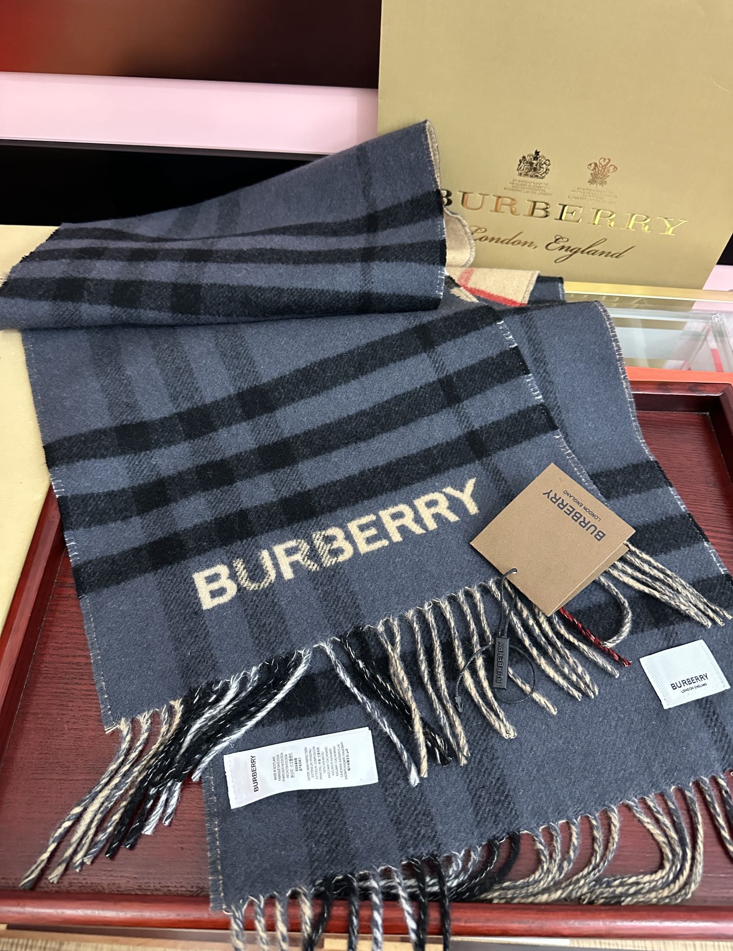 。巴宝利 B家这款男女士围巾🧣面料非常满意~手感真的好到不行[得意]寒冬贴脖子围真的舒服软糯又保暖👍相信