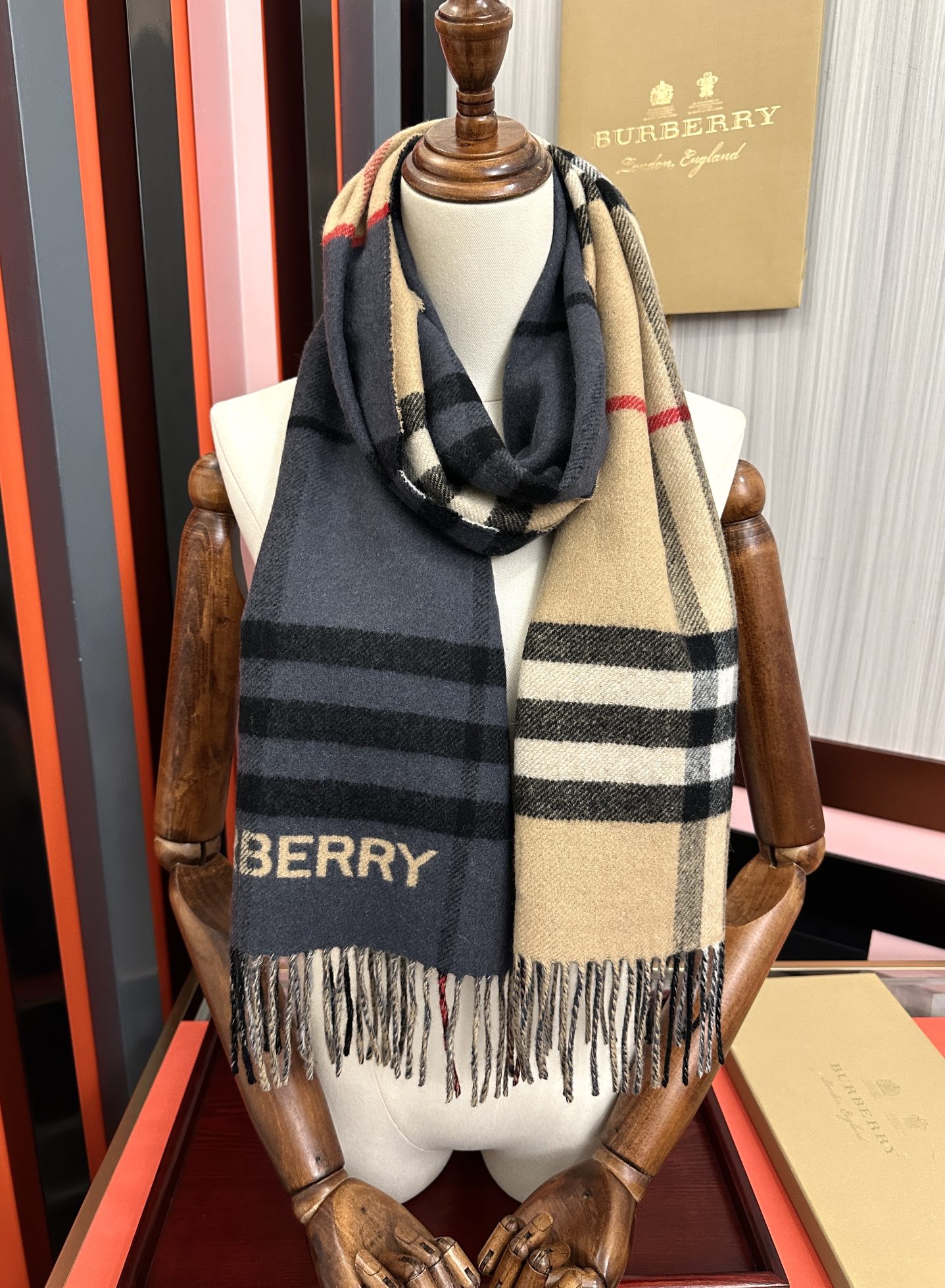 。巴宝利 B家这款男女士围巾🧣面料非常满意~手感真的好到不行[得意]寒冬贴脖子围真的舒服软糯又保暖👍相信