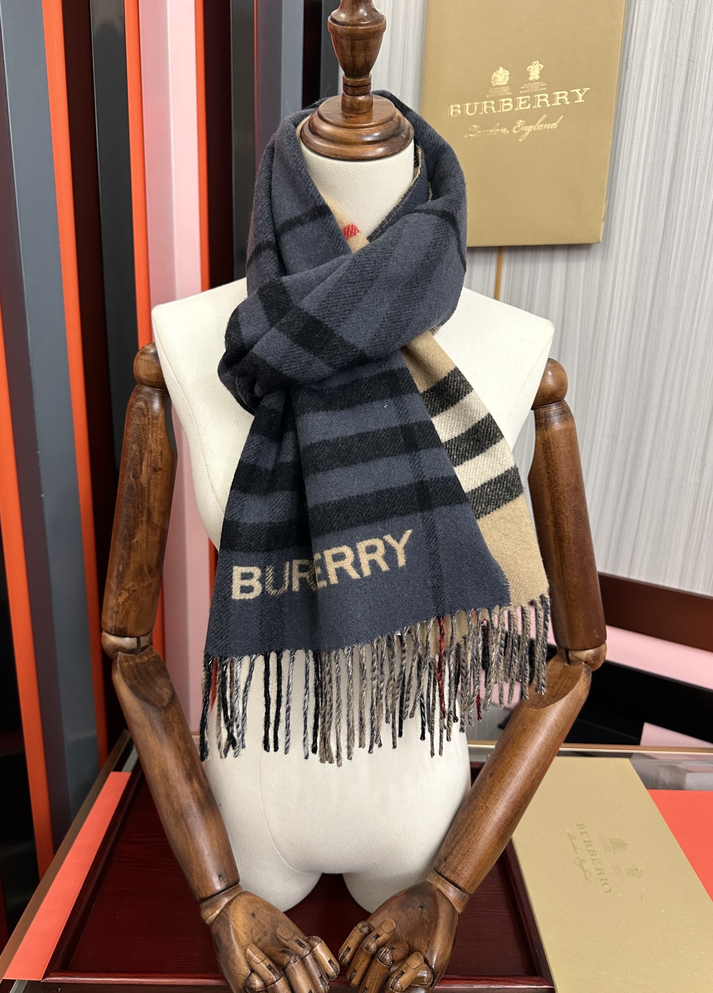 。巴宝利 B家这款男女士围巾🧣面料非常满意~手感真的好到不行[得意]寒冬贴脖子围真的舒服软糯又保暖👍相信