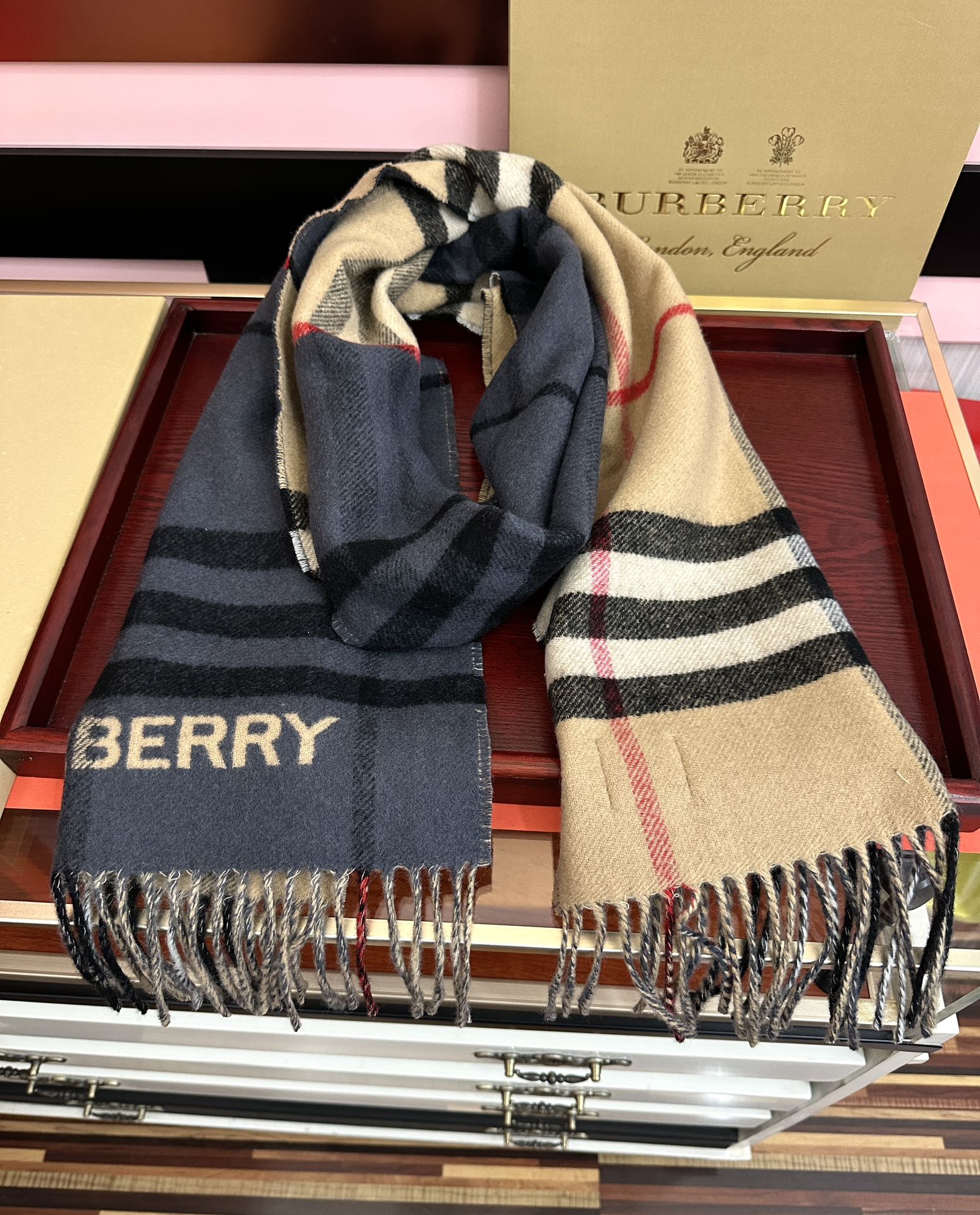 。巴宝利 B家这款男女士围巾🧣面料非常满意~手感真的好到不行[得意]寒冬贴脖子围真的舒服软糯又保暖👍相信