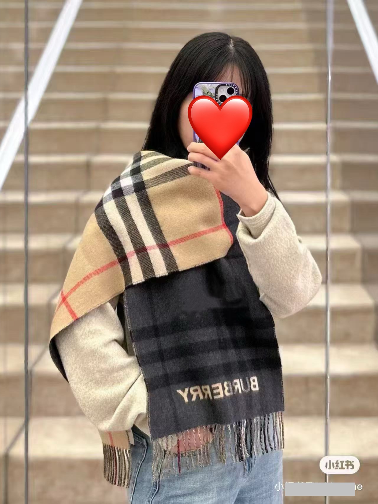 NO:728442,I am very satisfied with the fabric of this men's and women's scarf from Burberry B. It feels really good to the touch [Proud] It is really comfortable, soft and warm when worn around the neck in winter. Trust me, it definitely lives up to expectations. [Celebration] My regular customers all know that the men's style is in short supply and is basically a rush. If financial conditions permit, buy more!  People often complain about not buying or buying less, size 30x180 material lambswool high version scarf, high version scarf, burberry19860909巴宝利 B家这款男女士围巾面料非常满意~手感真的好到不行[得意]寒冬贴脖子围真的舒服软糯又保暖相信我,绝对不负期待[庆祝]我家的老客们都懂,男款数量少基本靠抢,经济条件允许的情况下,多买条！经常有人抱怨没买到或者买少了,尺寸30x180材质羔羊绒高版本围巾,高版本围巾,burberry,scarf