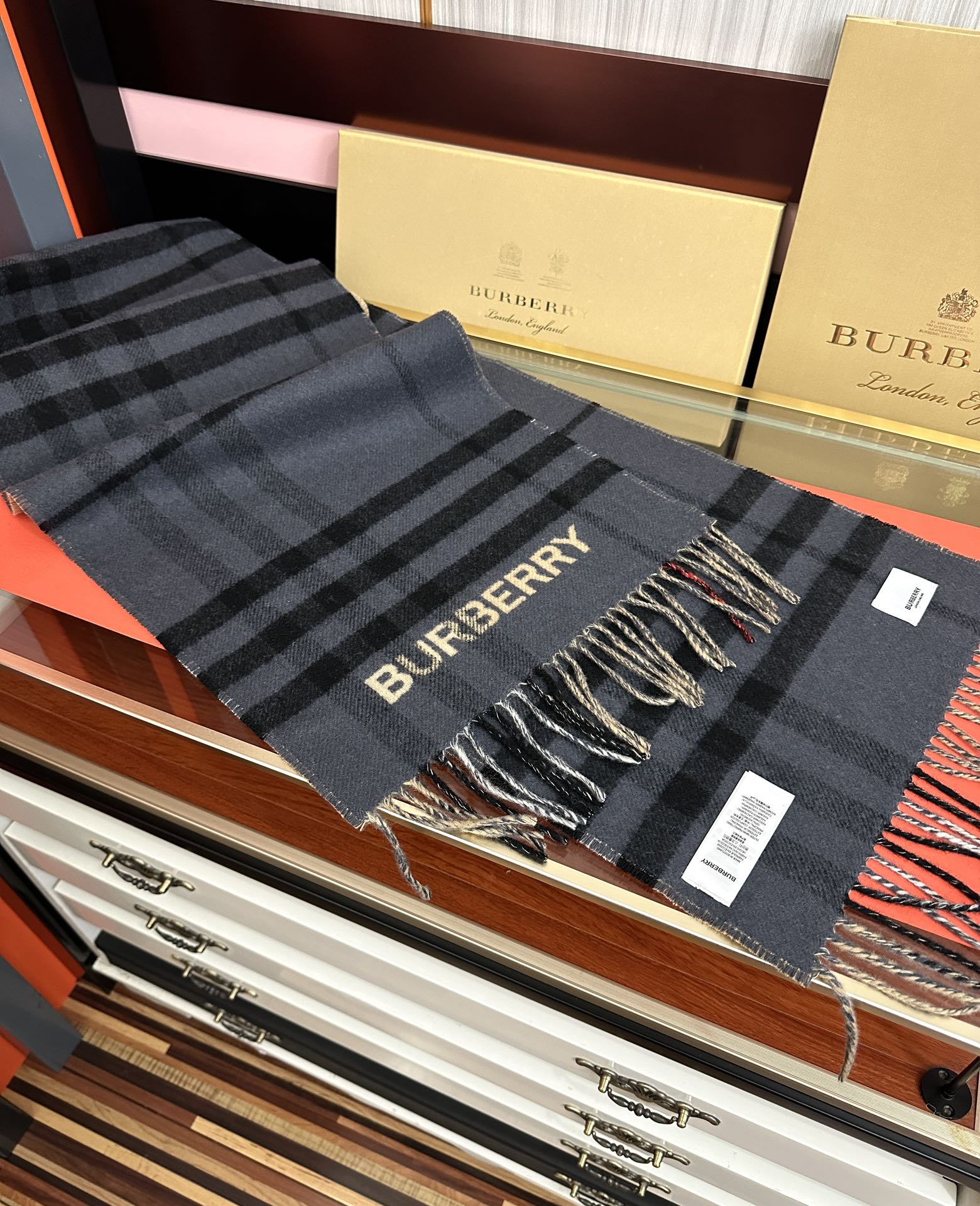 。巴宝利 B家这款男女士围巾🧣面料非常满意~手感真的好到不行[得意]寒冬贴脖子围真的舒服软糯又保暖👍相信