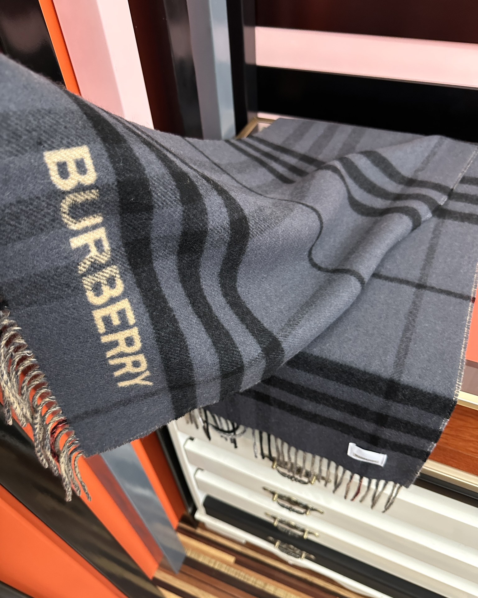 。巴宝利 B家这款男女士围巾🧣面料非常满意~手感真的好到不行[得意]寒冬贴脖子围真的舒服软糯又保暖👍相信