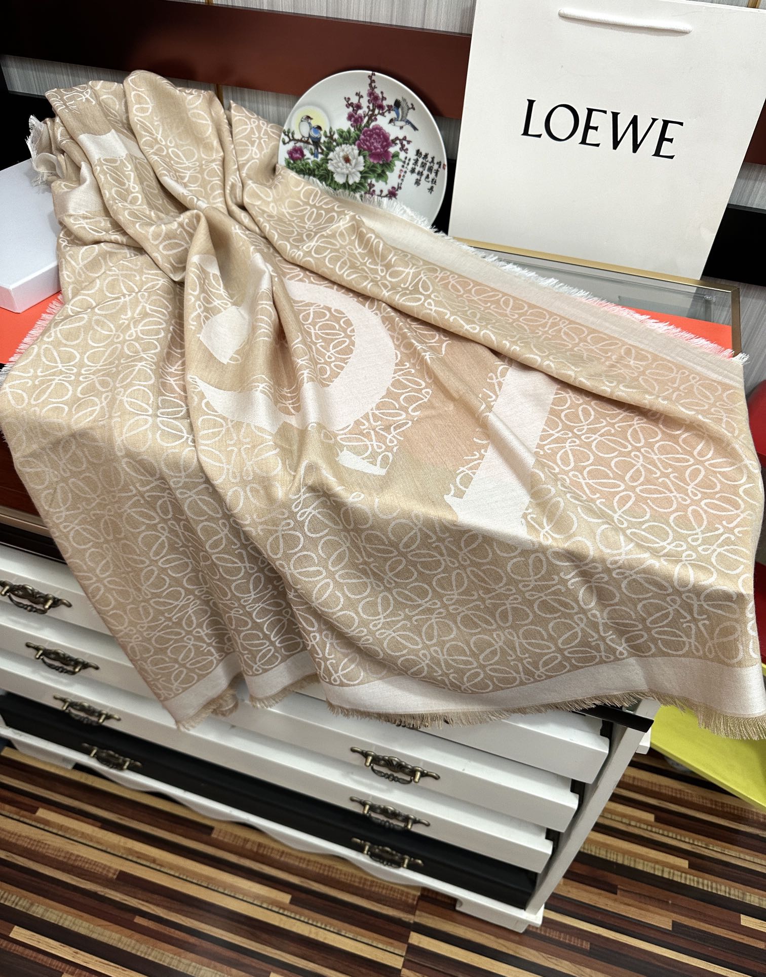 上新。2011 罗意威【经典logo标志方巾】[太阳]很幸运拿到這个东西[爱心]真的不多见[强]很少在国