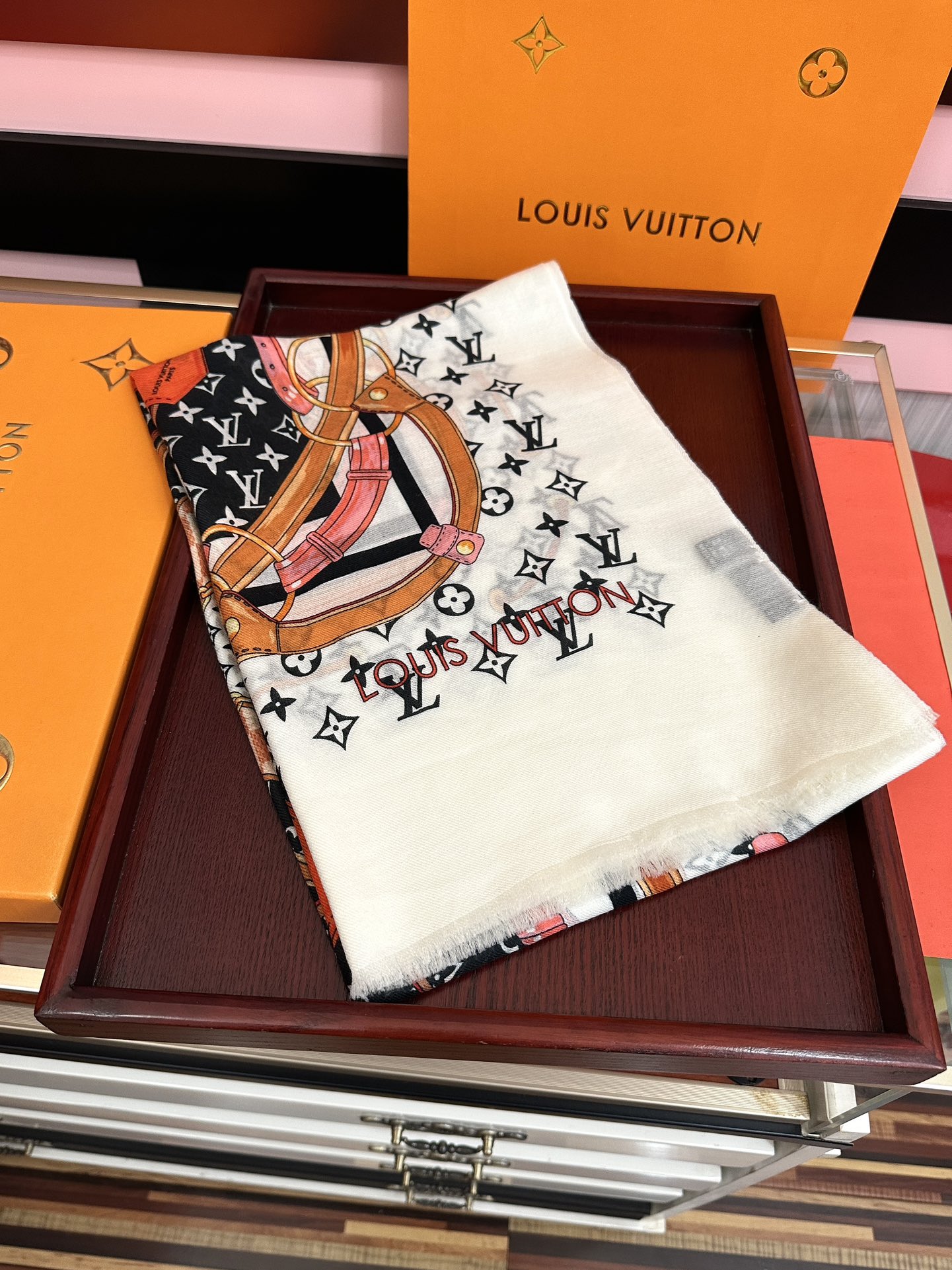 。新新 L v家 2026今年最流行的款式[得意]真心赞👍😘💍实物真心美 🎀披肩配以印花💓💃🏻无论设计喷