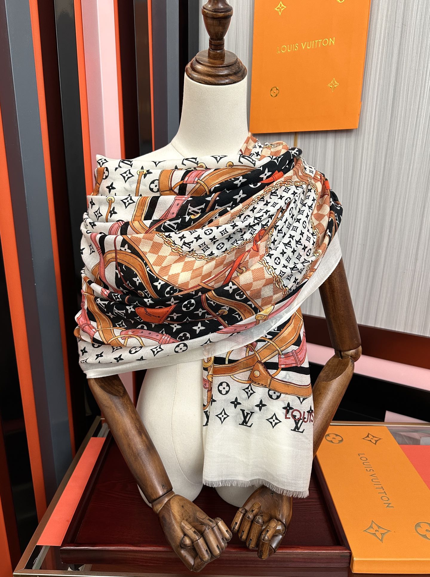 。新新 L v家 2026今年最流行的款式[得意]真心赞👍😘💍实物真心美 🎀披肩配以印花💓💃🏻无论设计喷