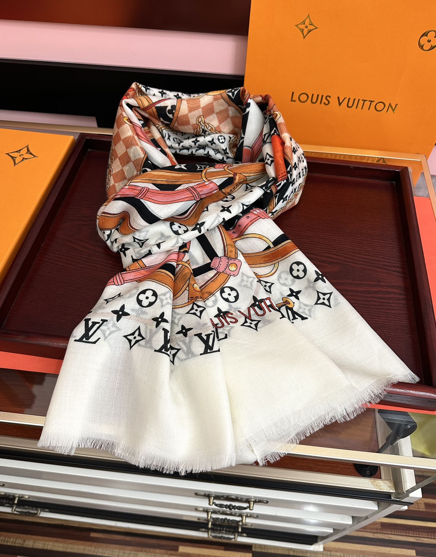 。新新 L v家 2026今年最流行的款式[得意]真心赞👍😘💍实物真心美 🎀披肩配以印花💓💃🏻无论设计喷