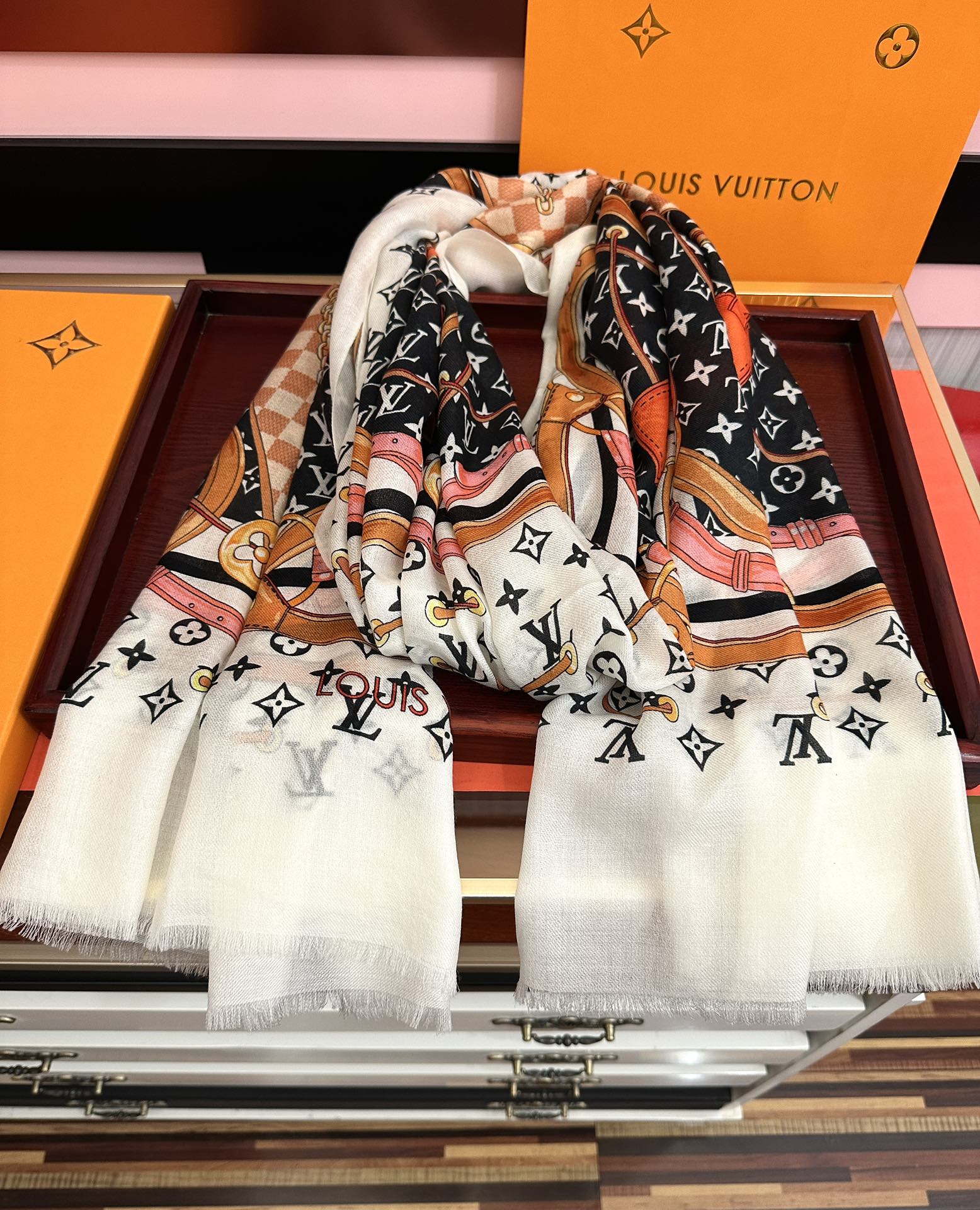 。新新 L v家 2026今年最流行的款式[得意]真心赞👍😘💍实物真心美 🎀披肩配以印花💓💃🏻无论设计喷