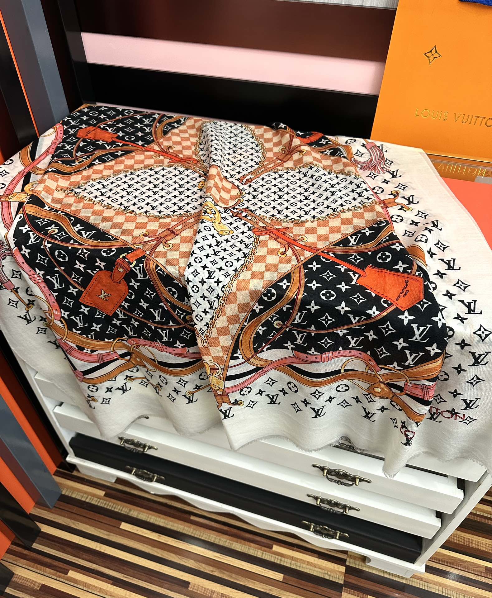 。新新 L v家 2026今年最流行的款式[得意]真心赞👍😘💍实物真心美 🎀披肩配以印花💓💃🏻无论设计喷