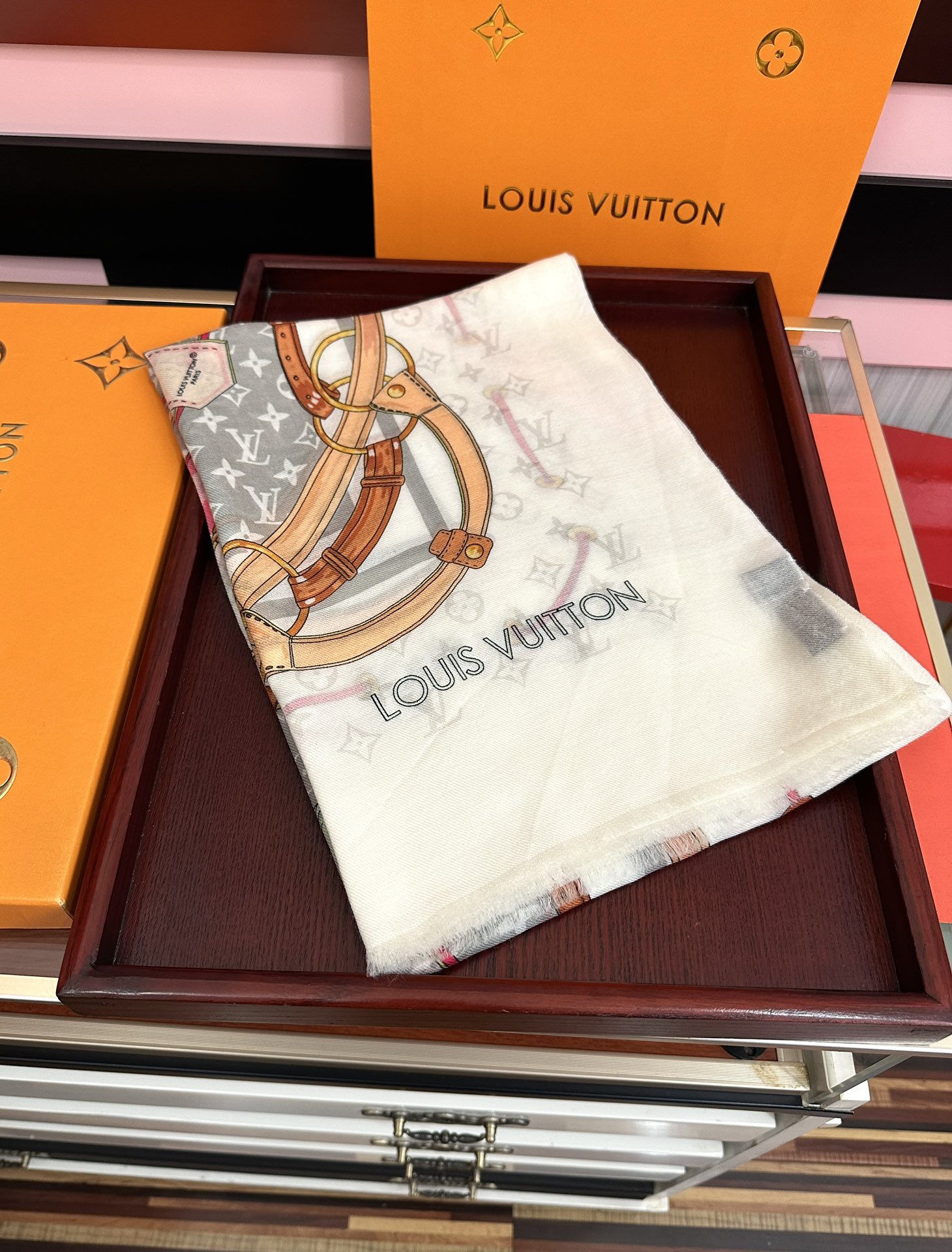 。新新 L v家 2026今年最流行的款式[得意]真心赞👍😘💍实物真心美 🎀披肩配以印花💓💃🏻无论设计喷