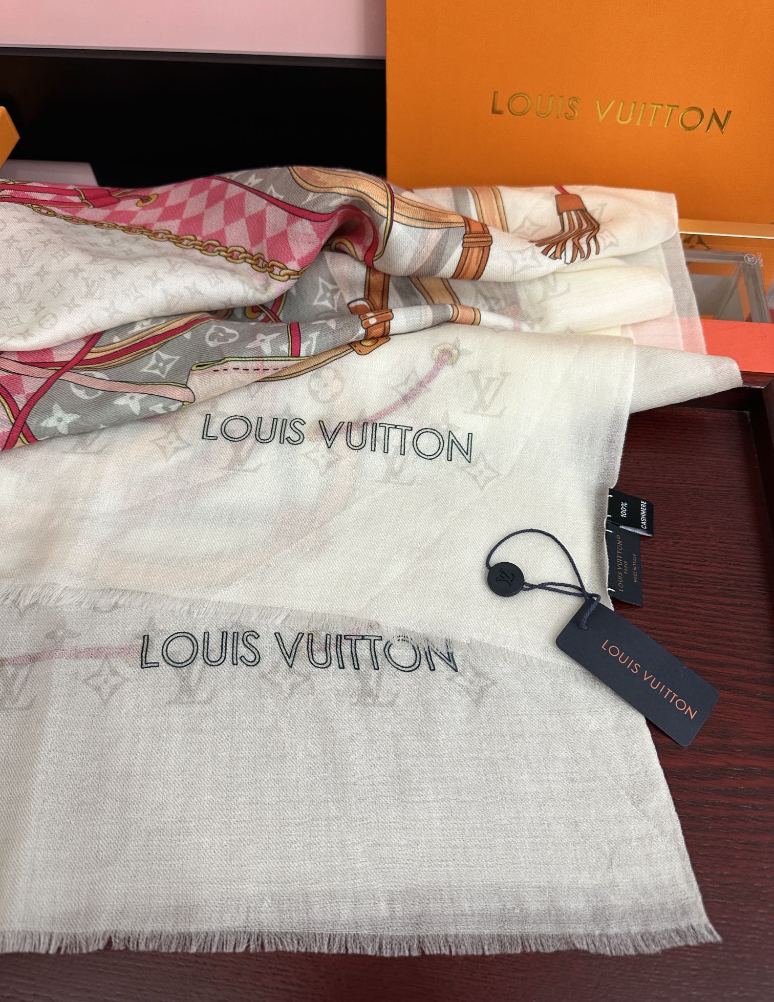 。新新 L v家 2026今年最流行的款式[得意]真心赞👍😘💍实物真心美 🎀披肩配以印花💓💃🏻无论设计喷