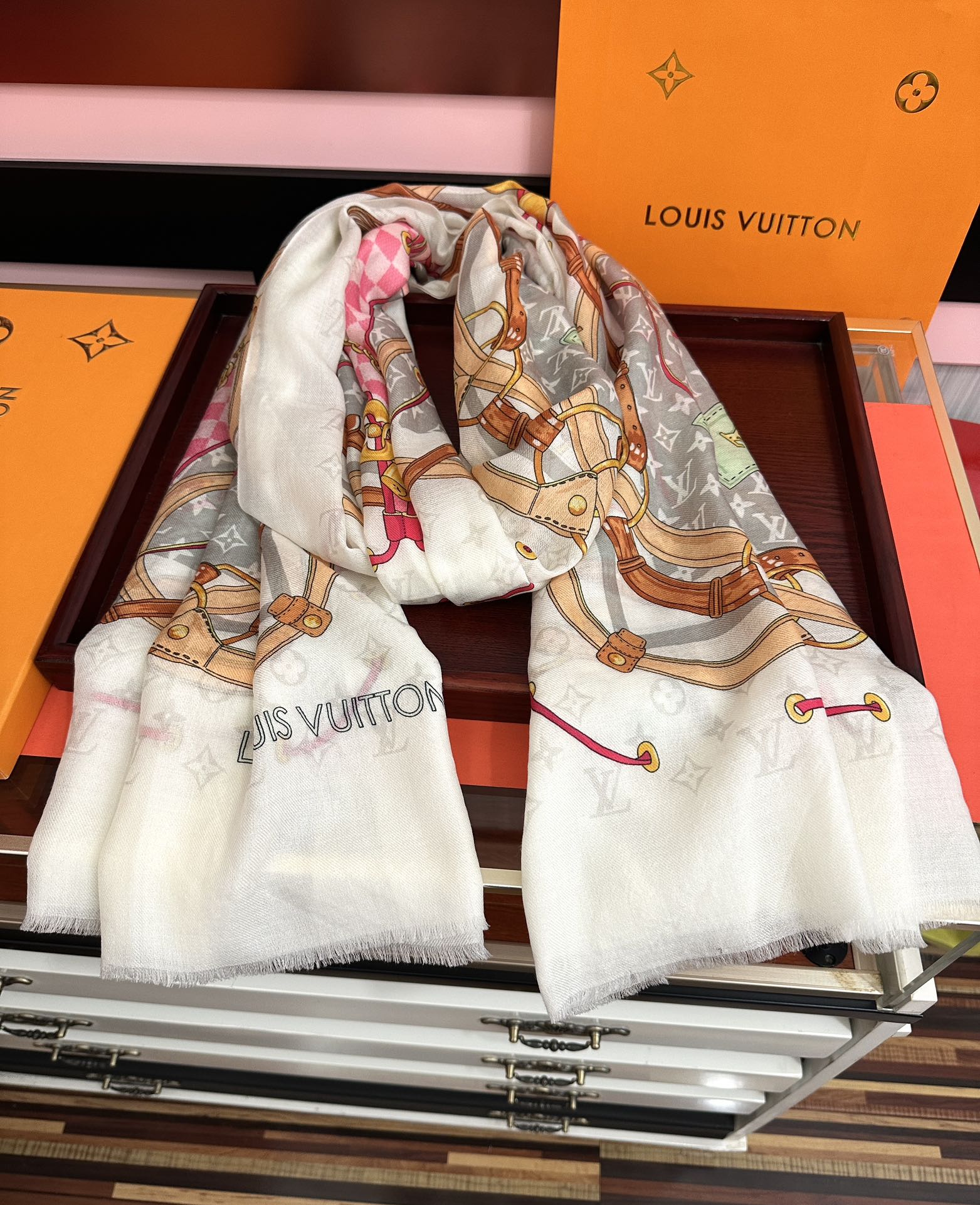 。新新 L v家 2026今年最流行的款式[得意]真心赞👍😘💍实物真心美 🎀披肩配以印花💓💃🏻无论设计喷