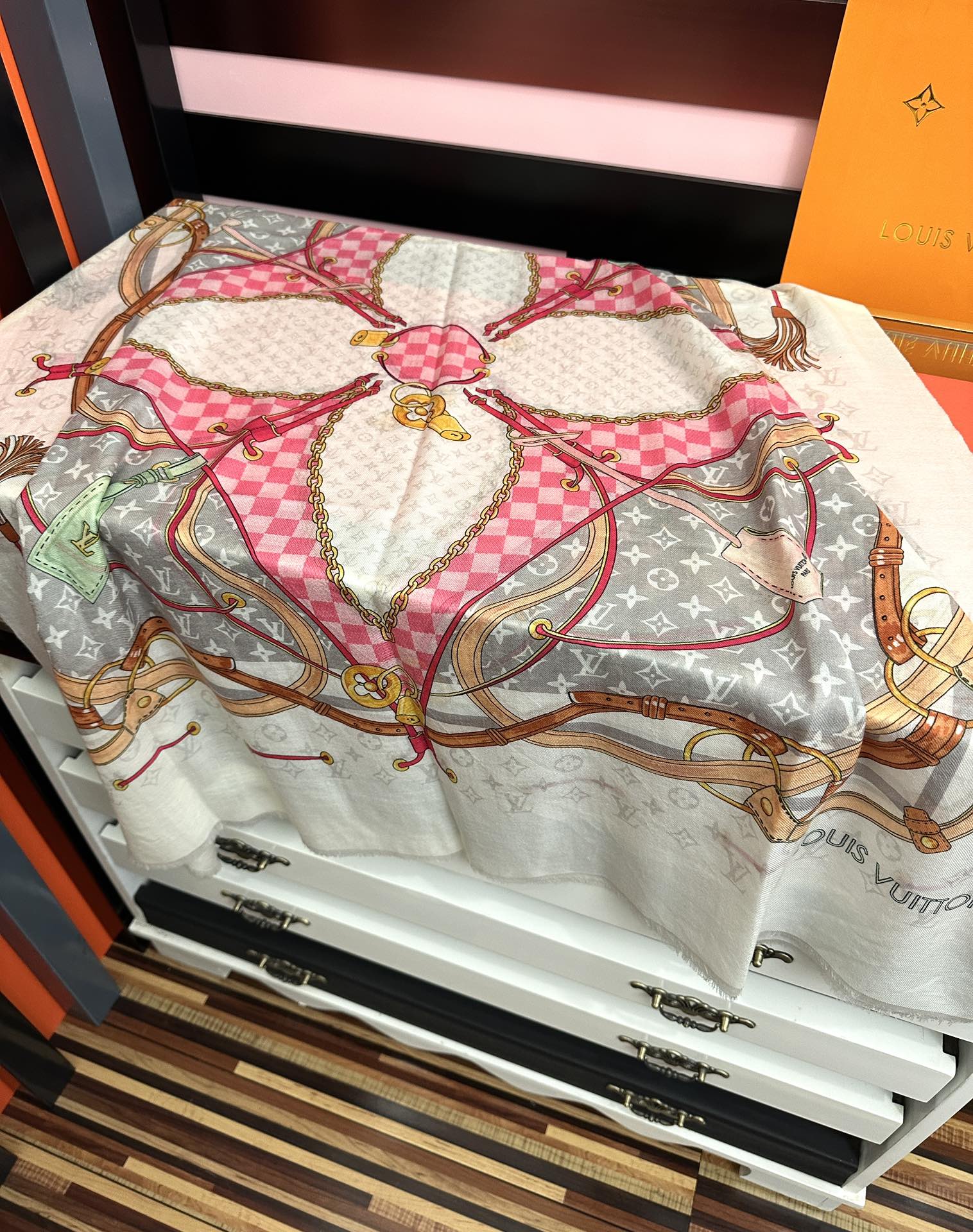 。新新 L v家 2026今年最流行的款式[得意]真心赞👍😘💍实物真心美 🎀披肩配以印花💓💃🏻无论设计喷