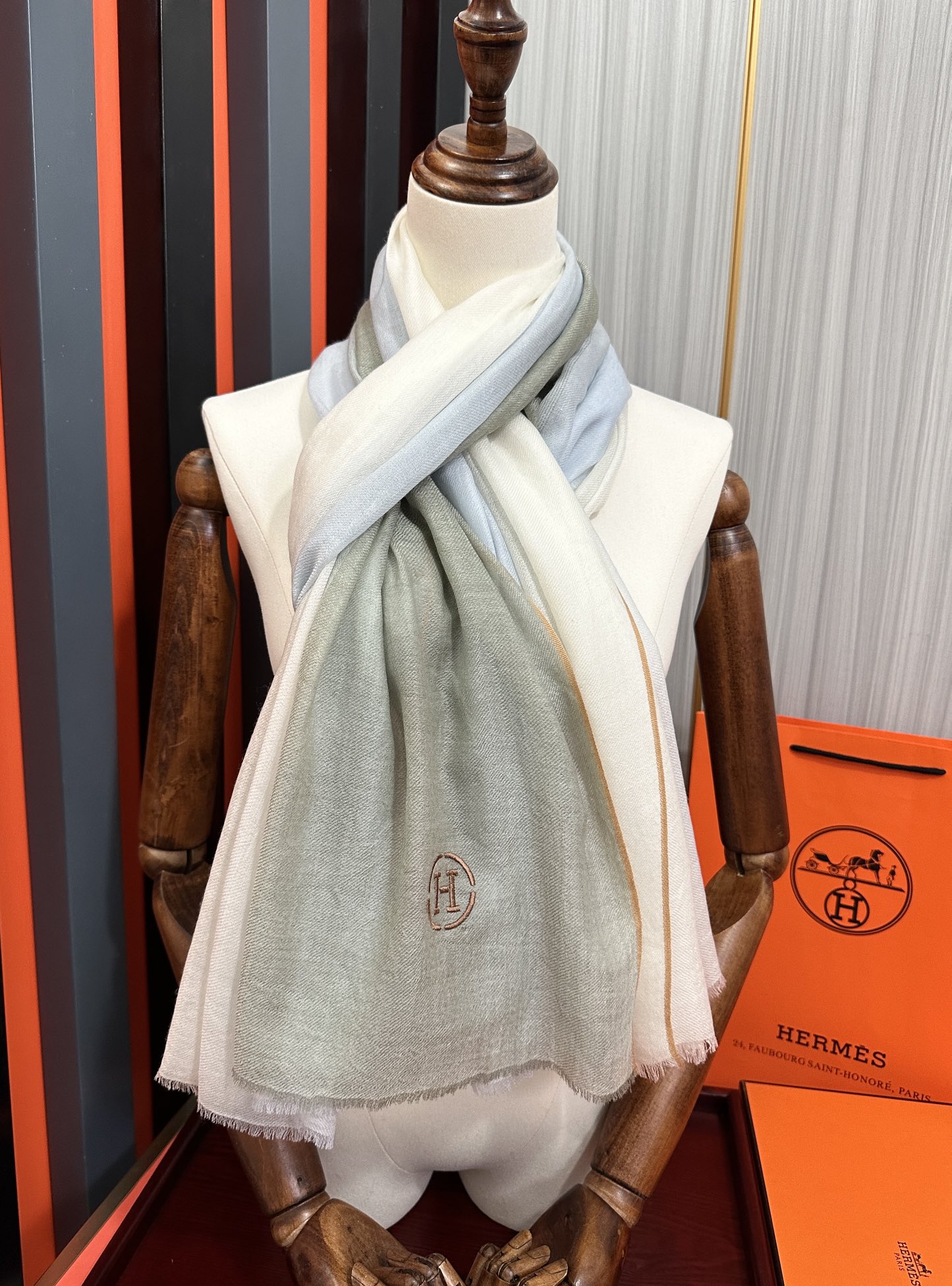 新款2026。爱马士🧣太美了[庆祝]万众瞩目经典版到货🎆最优质的年轻设计师推出的最新概念👓搭配调色纱染再