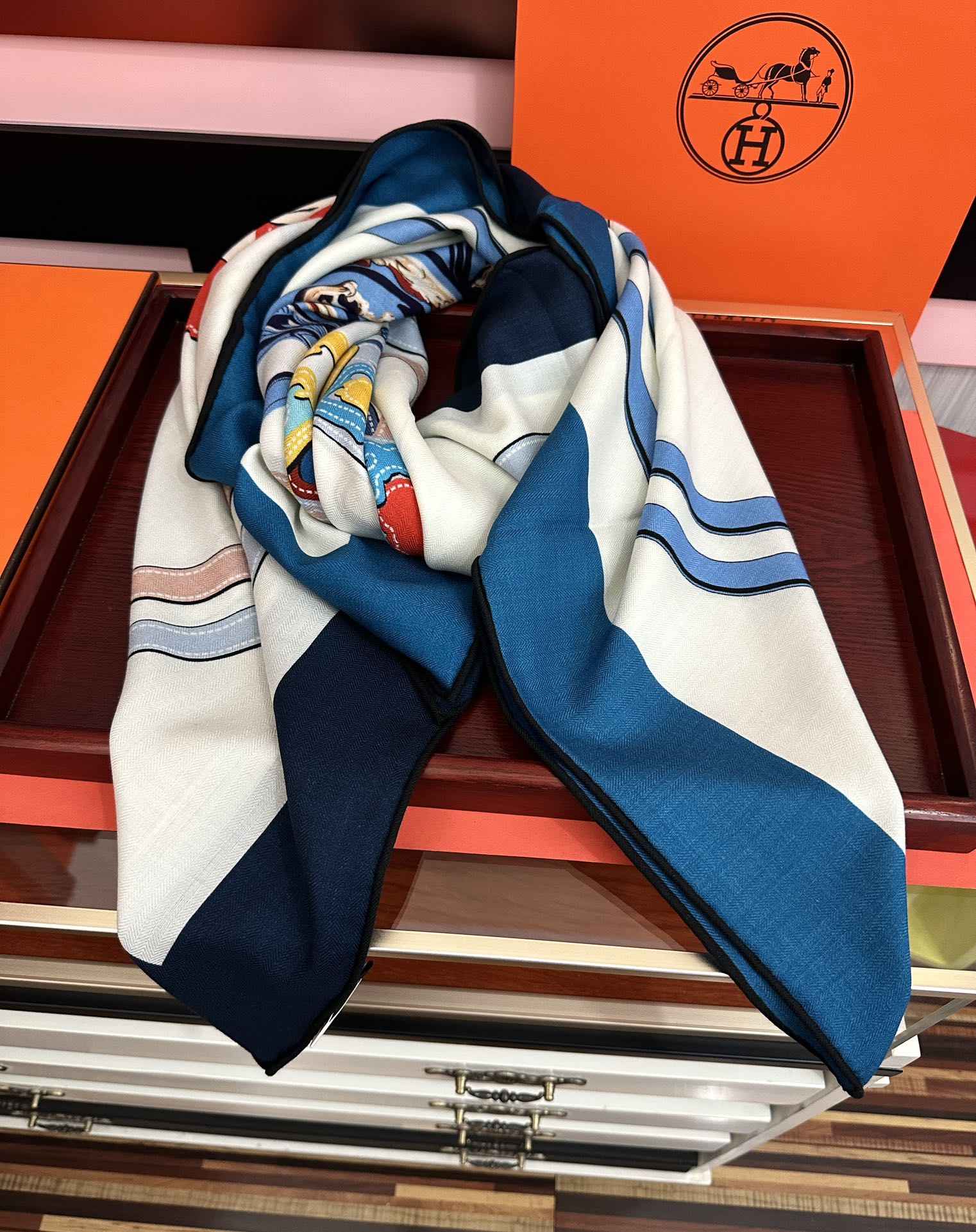 新款。爱马仕 ZG同步秋冬新款[爱心]新一季丝巾采购清单估计各位养马人们已经列好了[太阳]我就不推荐了回