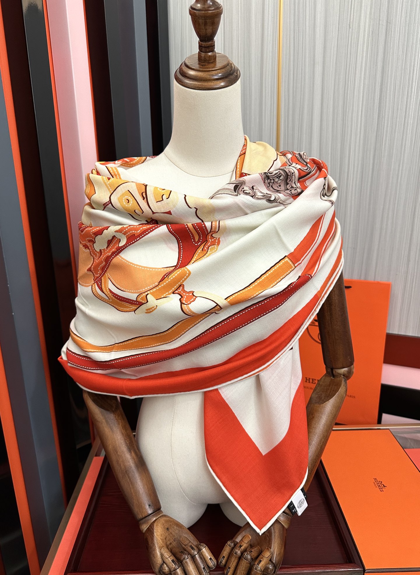 新款。爱马仕 ZG同步秋冬新款[爱心]新一季丝巾采购清单估计各位养马人们已经列好了[太阳]我就不推荐了回