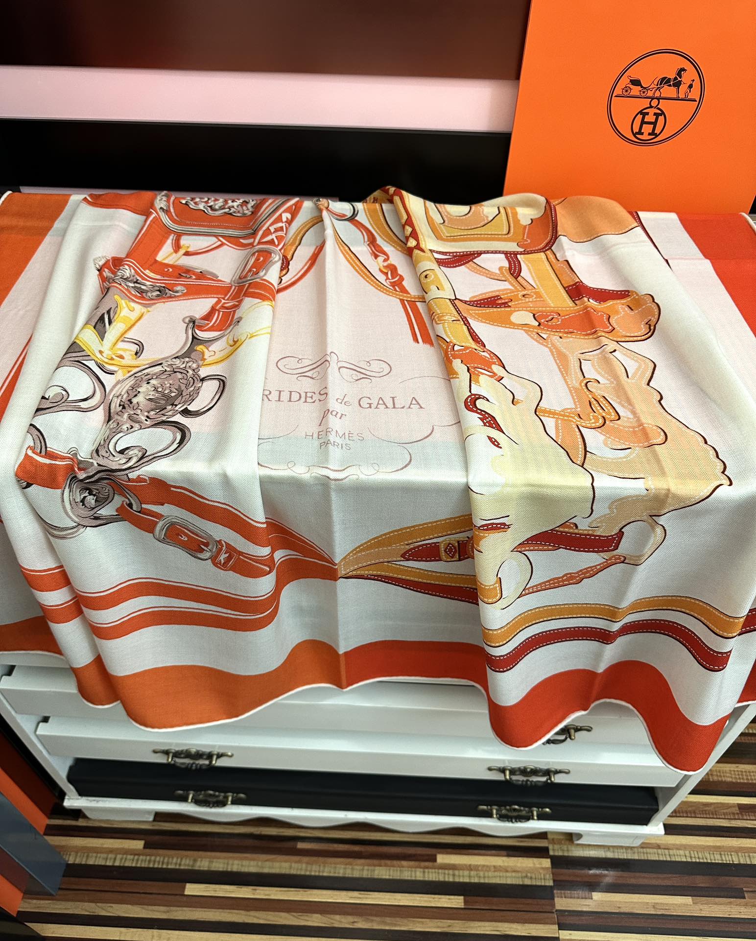 新款。爱马仕 ZG同步秋冬新款[爱心]新一季丝巾采购清单估计各位养马人们已经列好了[太阳]我就不推荐了回