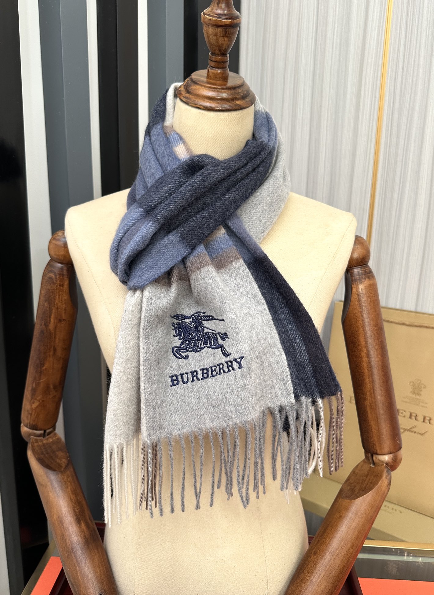 。85%山羊绒 2026 巴宝莉采用内蒙古顶级山羊绒，最新款男女通用情侣款👫重磅推荐💥 经典的格子，永不