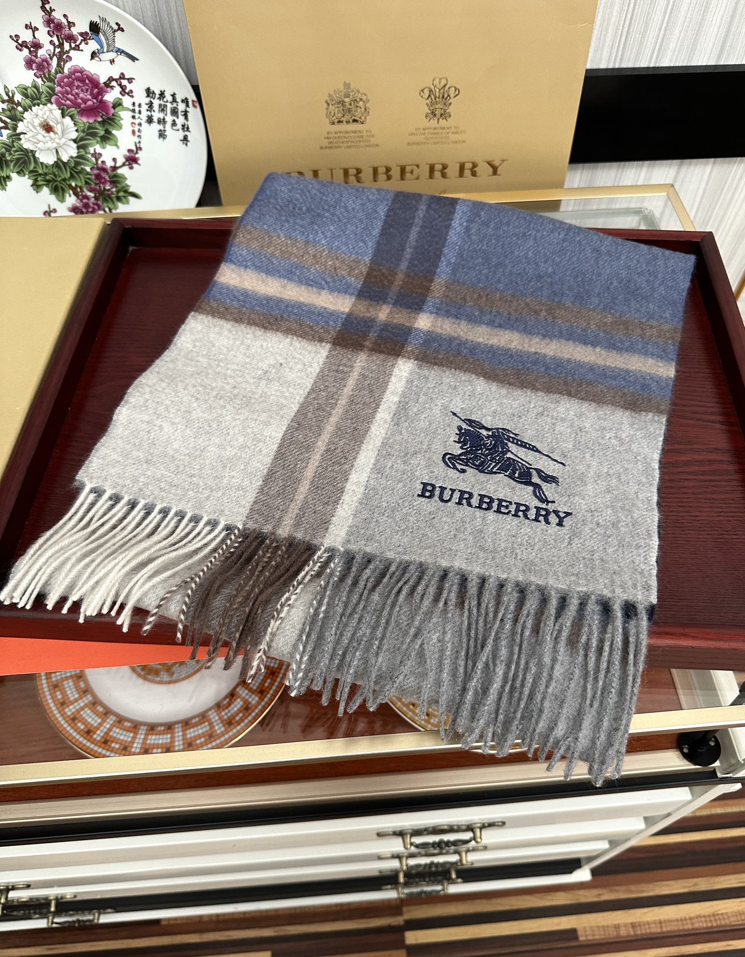 。85%山羊绒 2026 巴宝莉采用内蒙古顶级山羊绒，最新款男女通用情侣款👫重磅推荐💥 经典的格子，永不