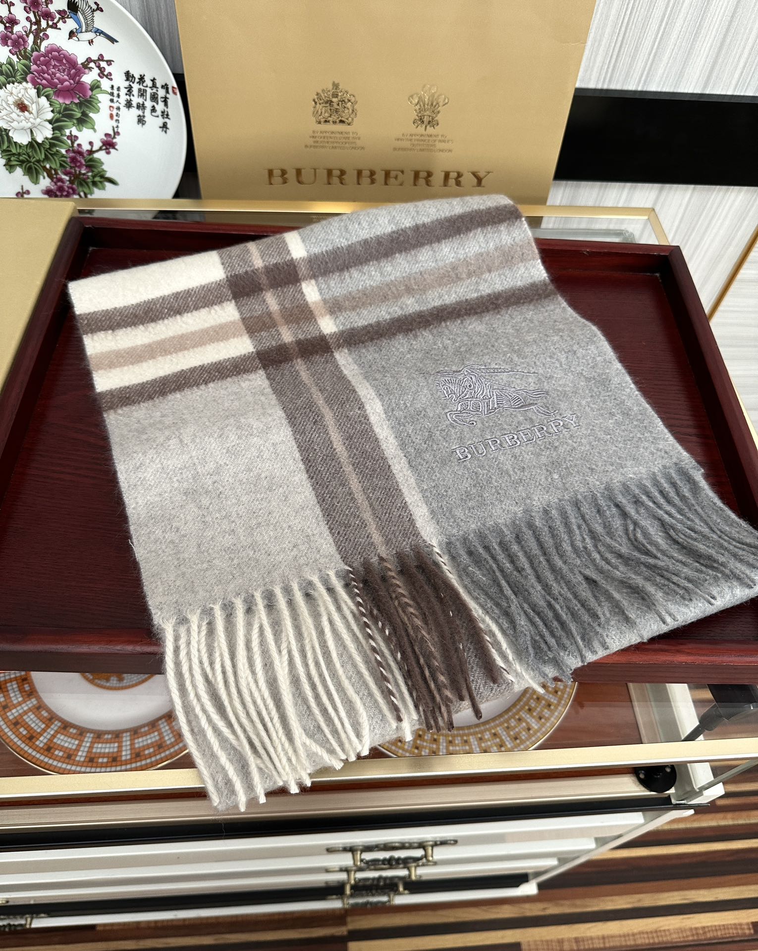 。85%山羊绒 2026 巴宝莉采用内蒙古顶级山羊绒，最新款男女通用情侣款👫重磅推荐💥 经典的格子，永不