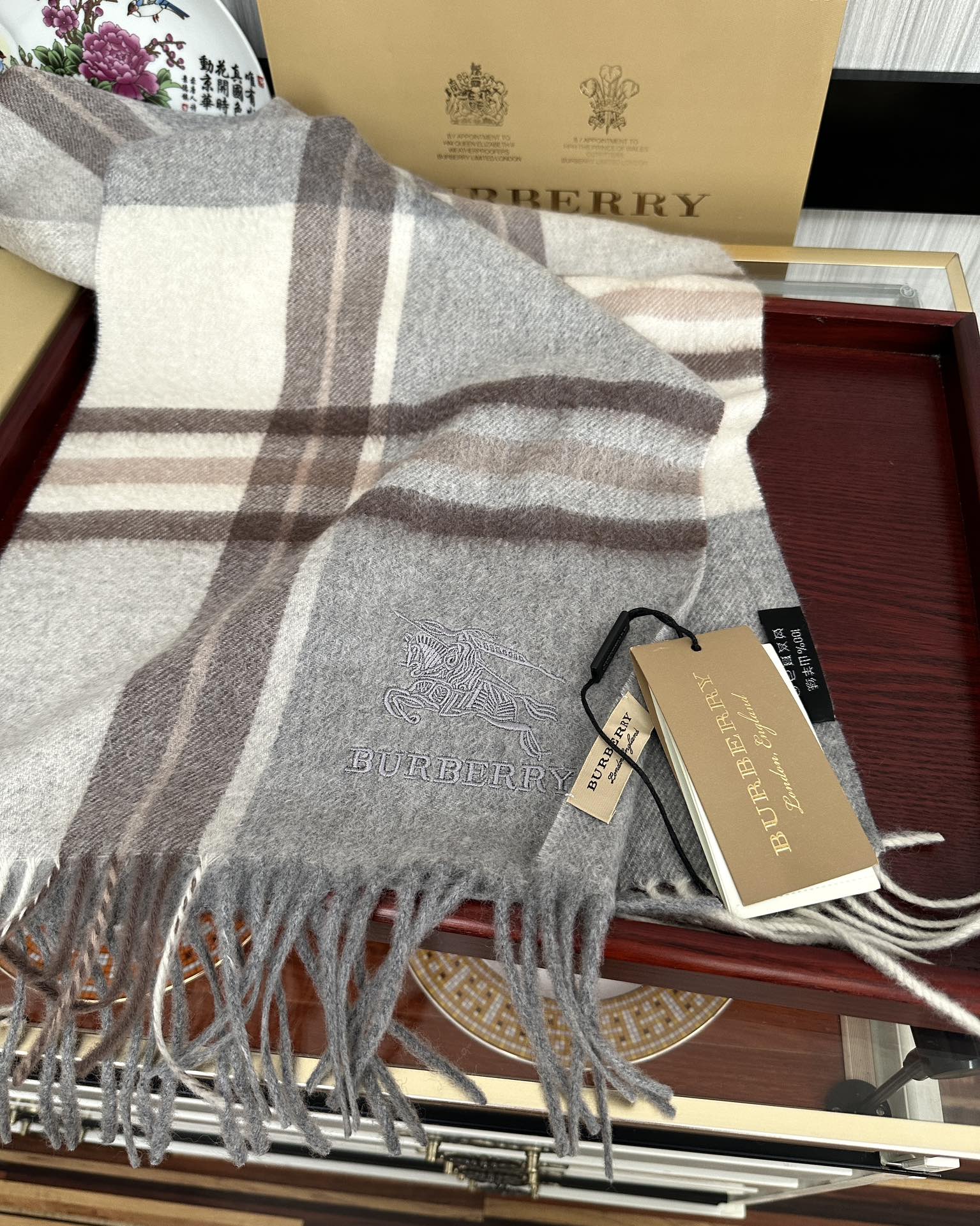 。85%山羊绒 2026 巴宝莉采用内蒙古顶级山羊绒，最新款男女通用情侣款👫重磅推荐💥 经典的格子，永不