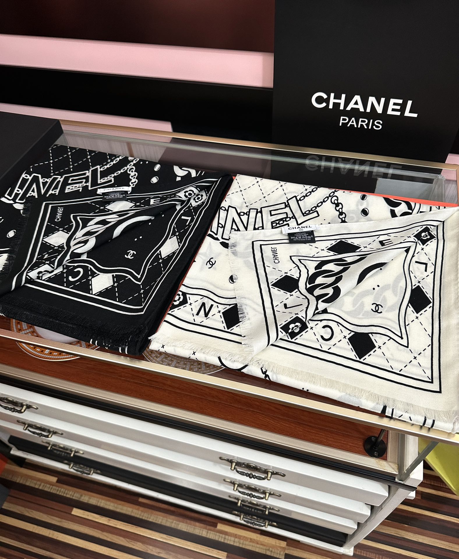 。新款 小香2026 双面同色 双c涂鸦黑白搭配顶级设计[嘴唇]太美了[吃瓜]下手一定要快[嘴唇]四季都