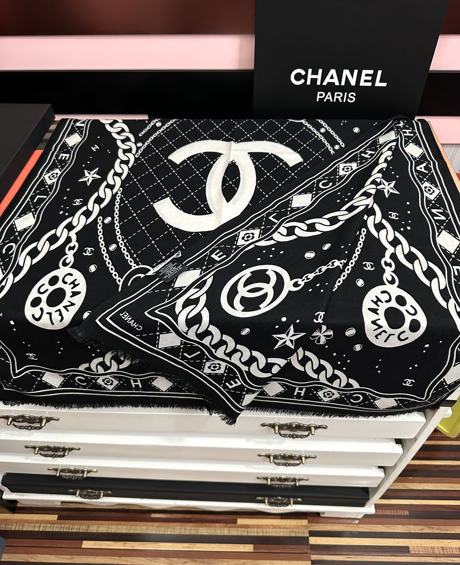 。新款 小香2026 双面同色 双c涂鸦黑白搭配顶级设计[嘴唇]太美了[吃瓜]下手一定要快[嘴唇]四季都