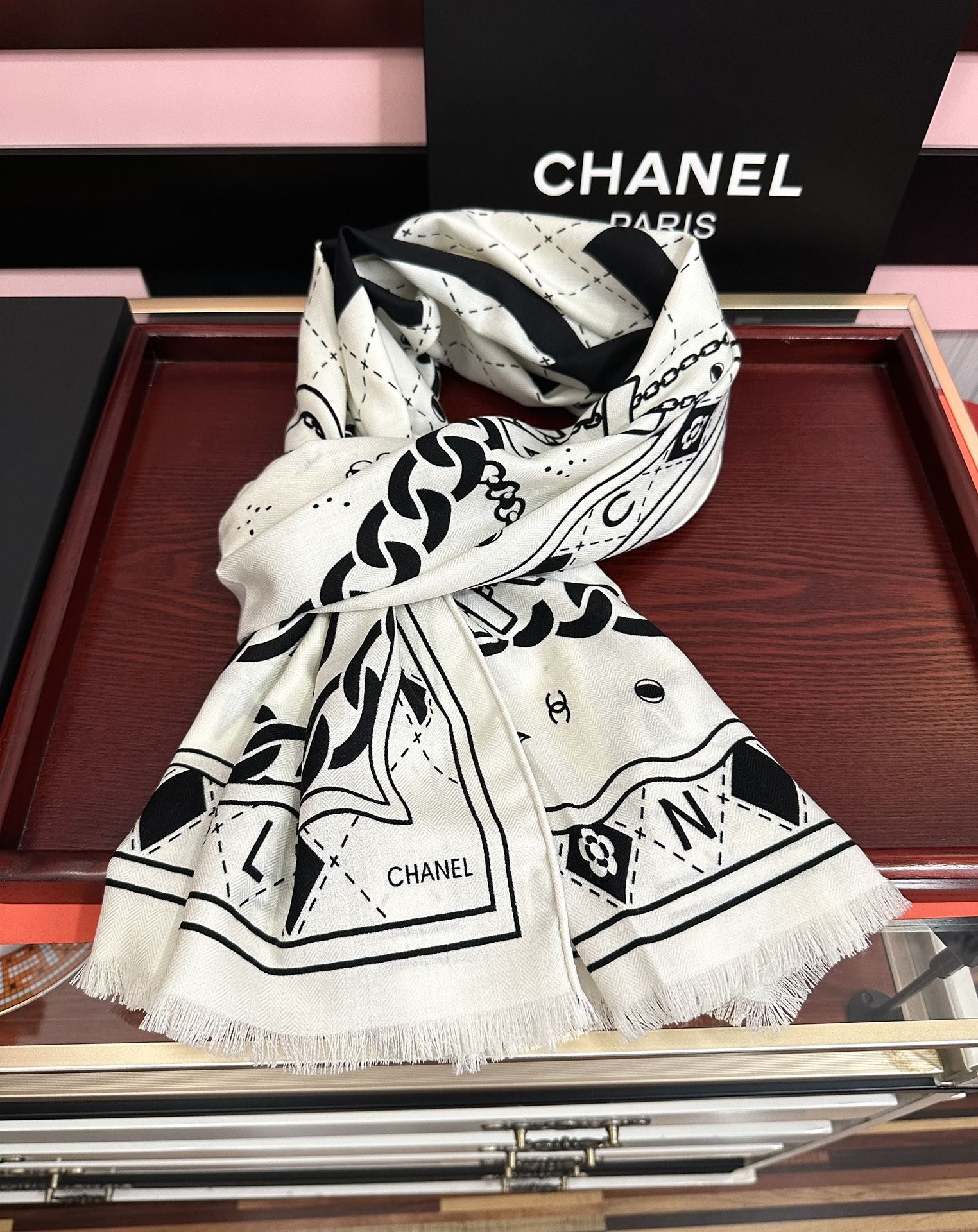 。新款 小香2026 双面同色 双c涂鸦黑白搭配顶级设计[嘴唇]太美了[吃瓜]下手一定要快[嘴唇]四季都