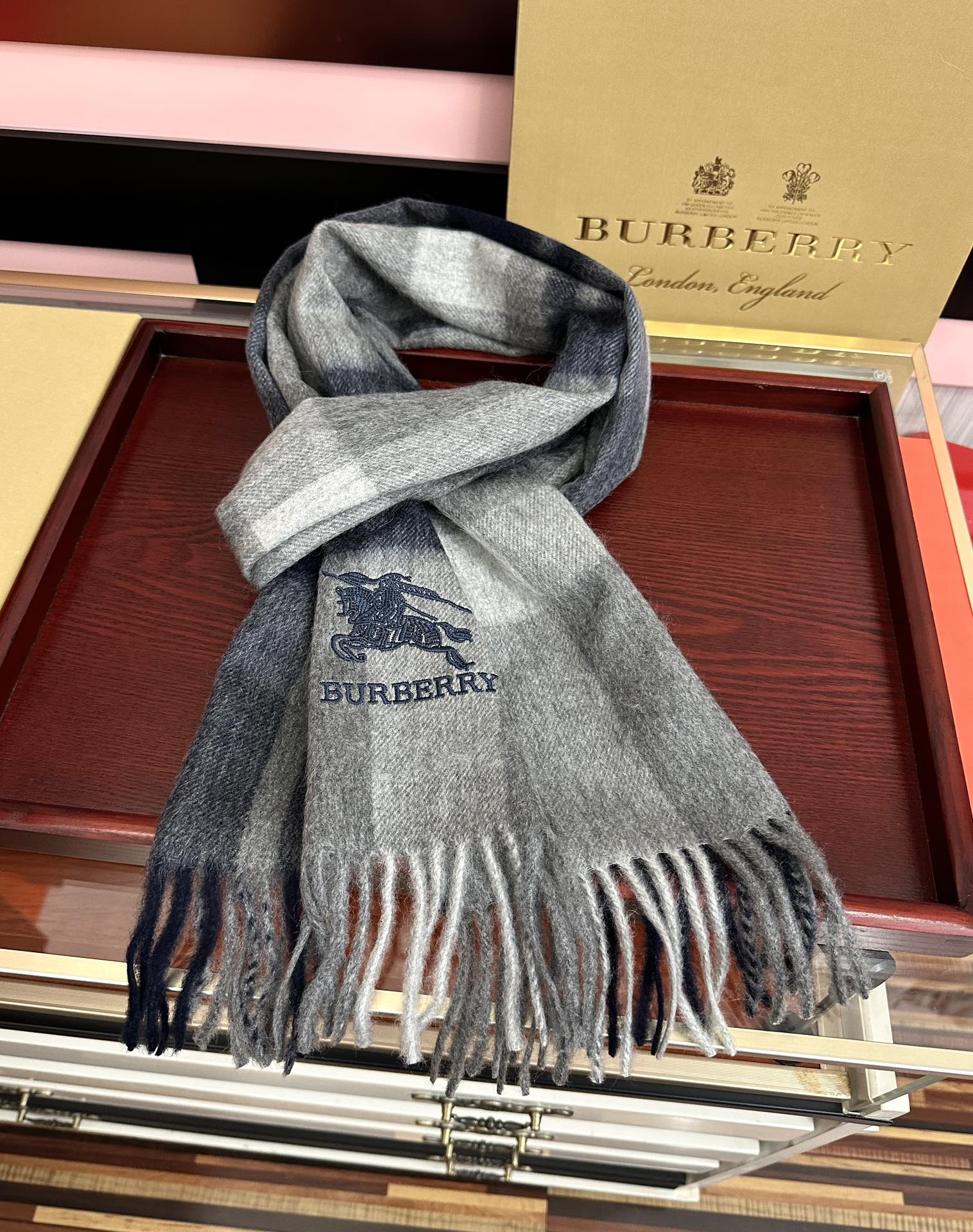 。85%山羊绒 2026 巴宝莉【刺绣战马】采用内蒙古顶级山羊绒，新款男女通用情侣款👫重磅推荐💥 经典的