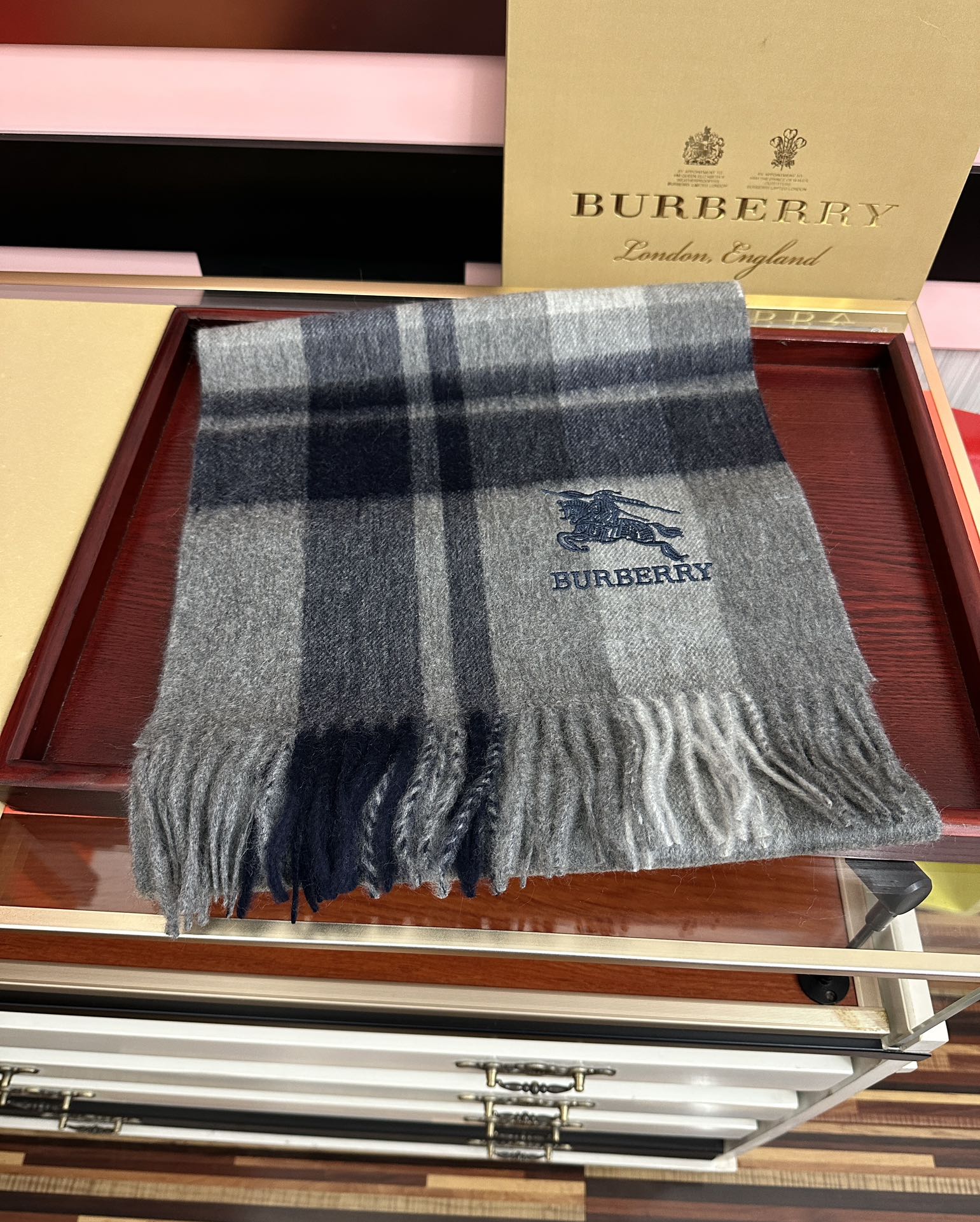 。85%山羊绒 2026 巴宝莉【刺绣战马】采用内蒙古顶级山羊绒，新款男女通用情侣款👫重磅推荐💥 经典的