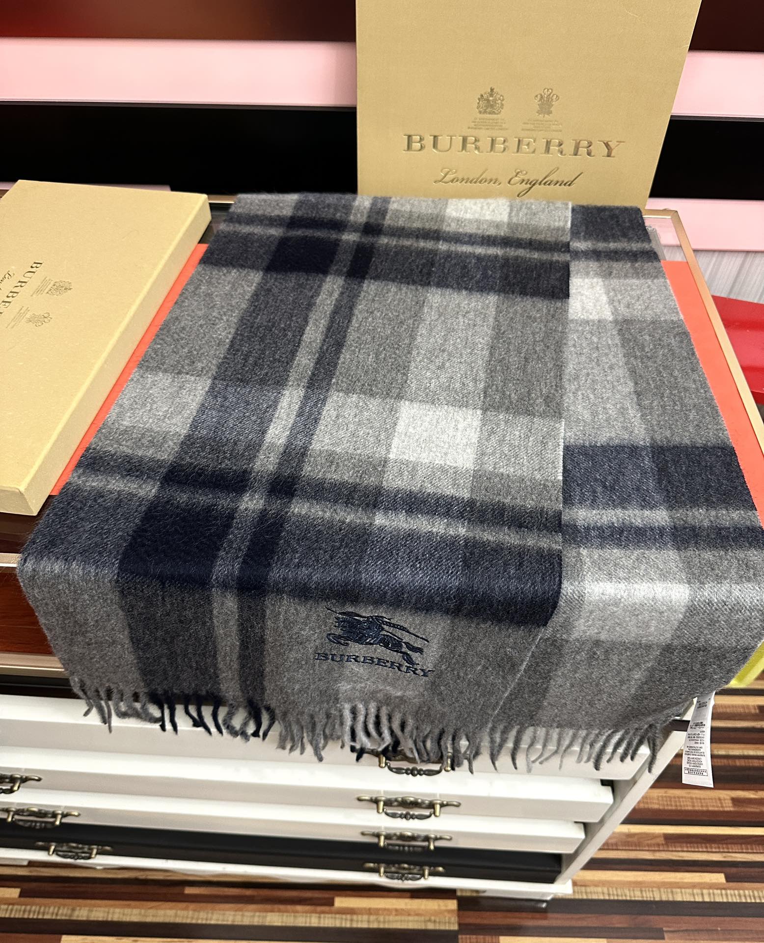 。85%山羊绒 2026 巴宝莉【刺绣战马】采用内蒙古顶级山羊绒，新款男女通用情侣款👫重磅推荐💥 经典的