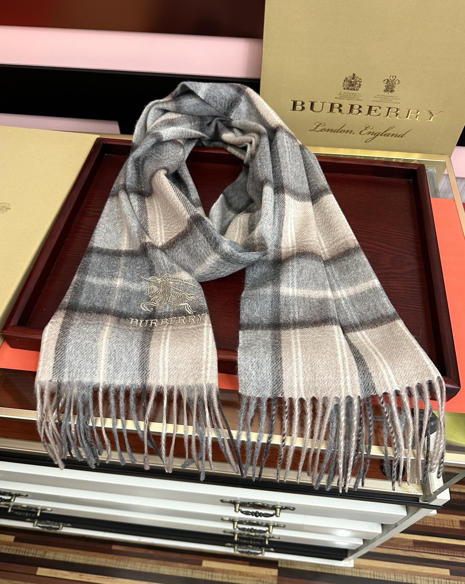 。85%山羊绒 水波纹 2026巴宝莉采用内蒙古顶级山羊绒，最新款男女通用情侣款👫重磅推荐💥 经典的格子